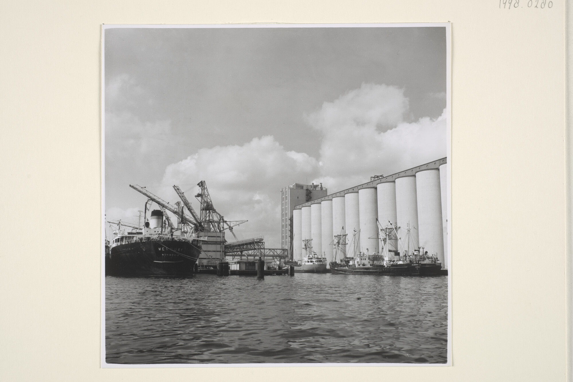 1998.0280; Foto's van de graanoverslag bij de IGMA in de Westhaven te Amsterdam, september 1964; fotoreportage
