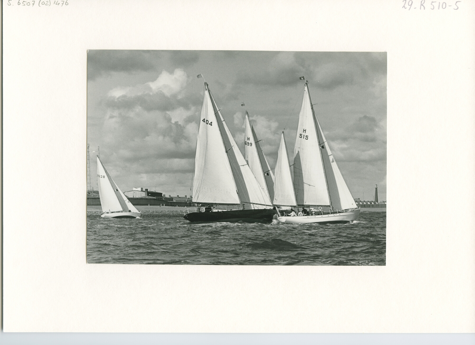 S.6507(02)1476.04; Zwart-wit foto van deelnemers aan zeilwedstrijden voor Den Helder, georganiseerd door de KMJC; foto