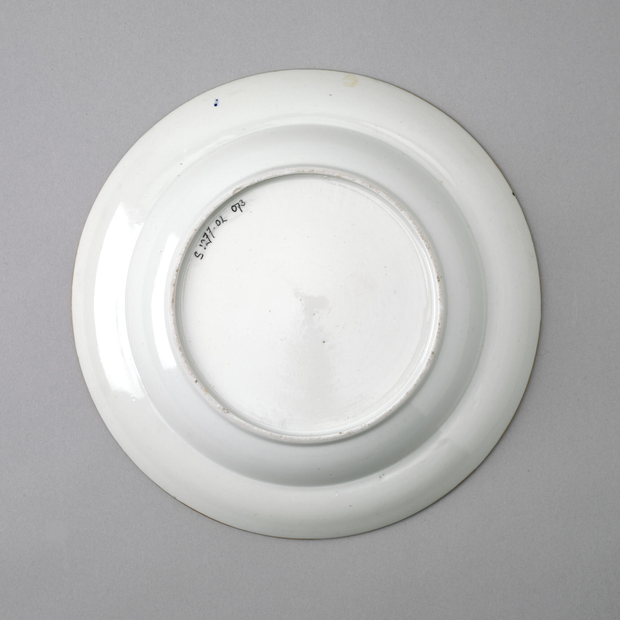 S.1277(02)73; Diep bord gedecoreerd met polychroom wapenschild; diep bord