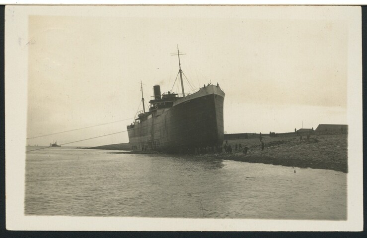 1990.0037; Stranding en berging op de zeedijk bij Den Helder van het Griekse vrachtschip [...]; prentbriefkaart-serie