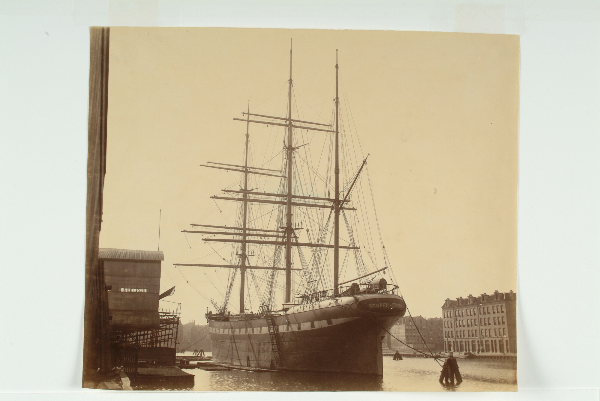 A.0246(08)b1; Het barkschip 'Semper Spera', in afbouw bij scheepswerf 'De Boot' van F.F. Groen te Amsterdam, 1891; foto