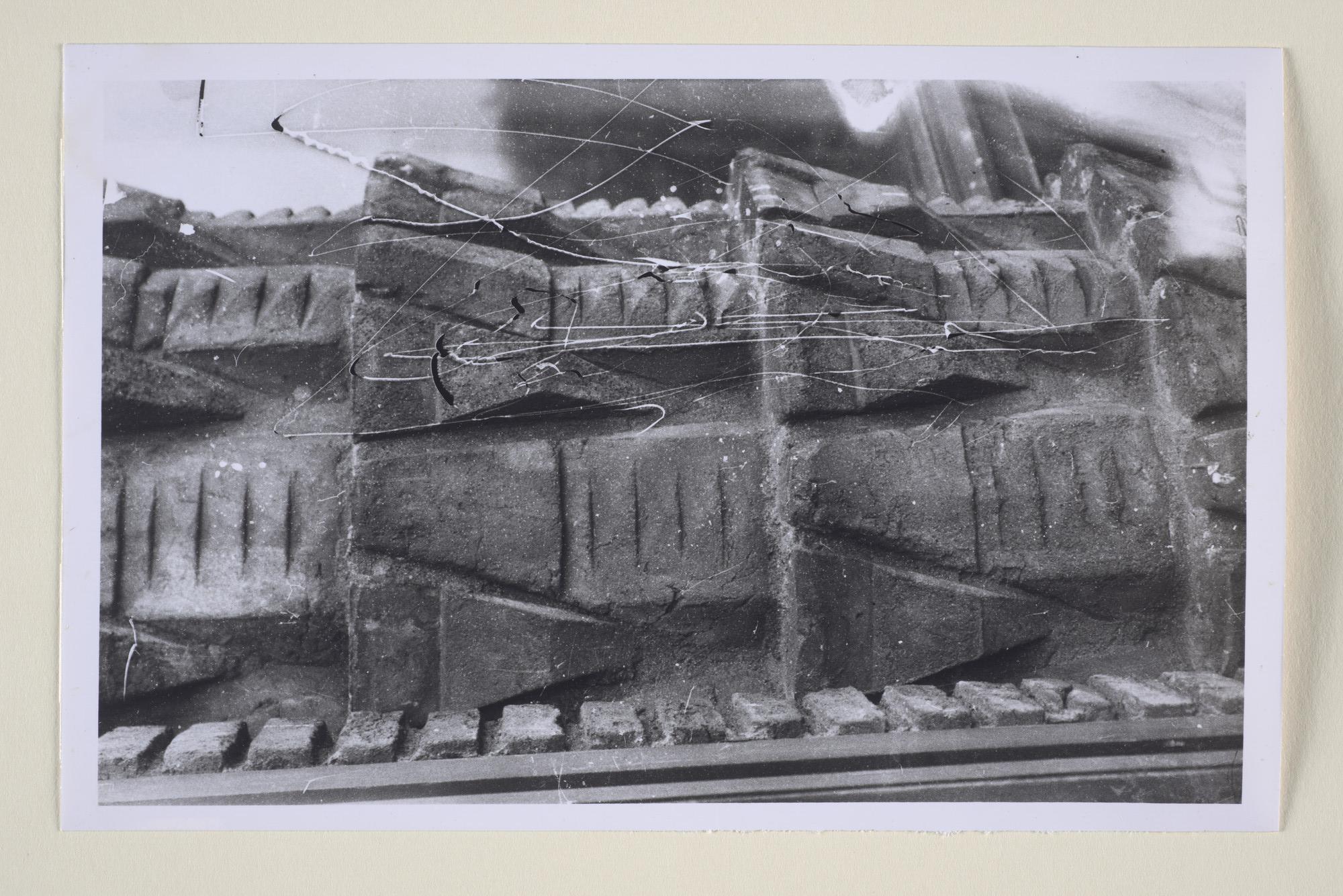 1994.5721 b; Detailfoto's van de ornamenten aan de buitenkant van het 'Het Scheepvaarthuis' te Amsterdam (Gebouwd naar het ontwerp van J.M. van der Mey [...]; fotoreportage