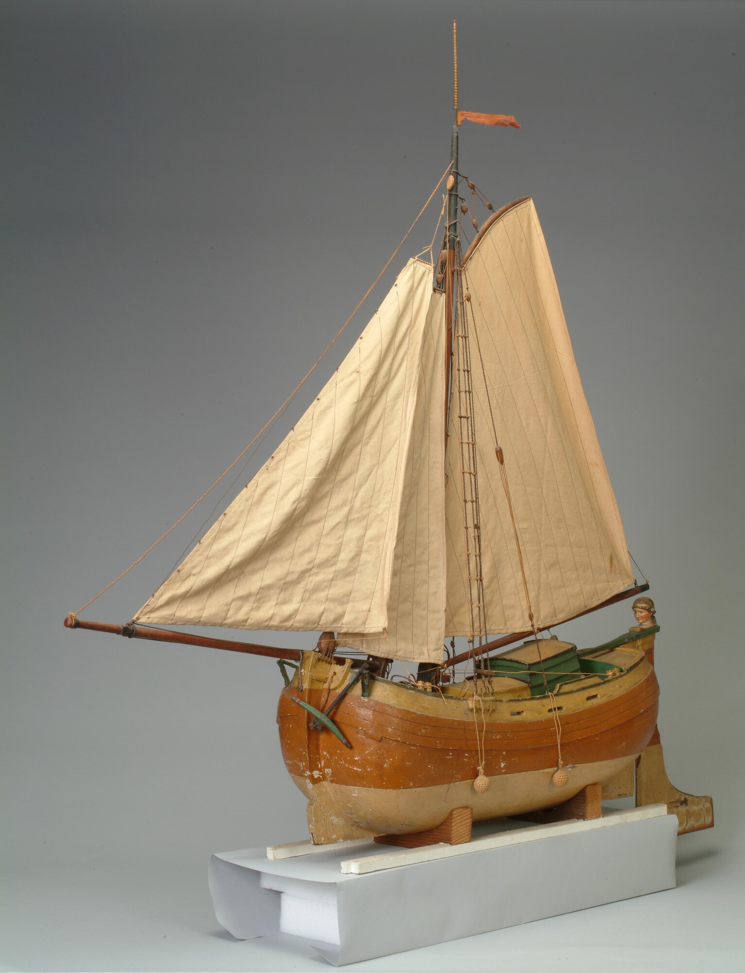 2003.1513; Varend speelmodel van de koftjalk Jonge Dirk; scheepsmodel