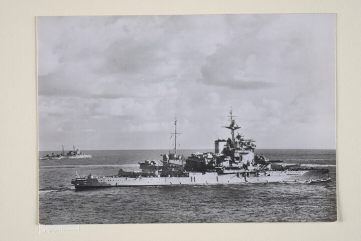 1994.6323; Het Britse slagschip HMS Warspite wordt begeleidt door de [...]; foto