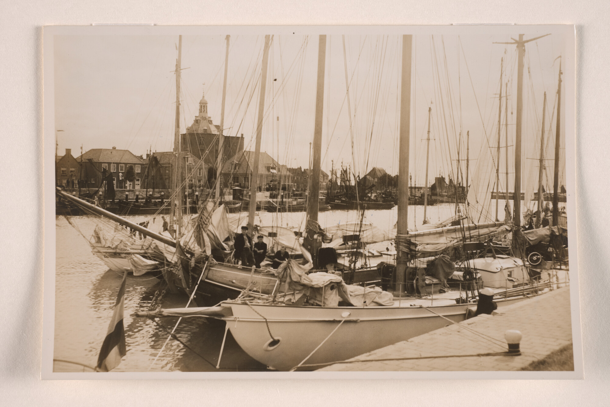 1994.5884; Fotos gemaakt in de haven van Enkhuizen met jachten die klaar liggen voor de Flevo-race [...]; fotoreportage