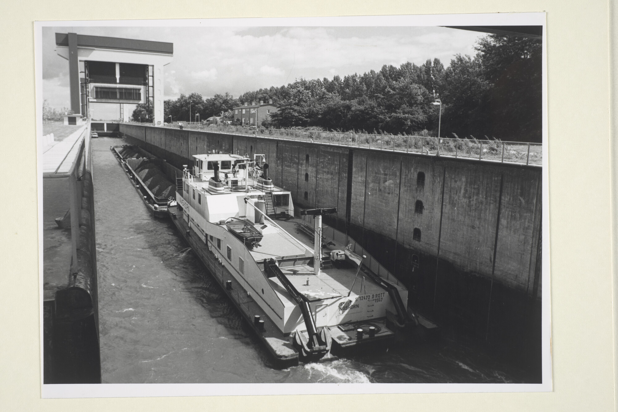 1998.0367; De duwboot 'Nashorn' vaart met twee duwbakken geladen met erts voor Duitsland de sluis bij Wijk bij Duurstede in het Amsterdam-Rijnkanaal binnen [...]; foto