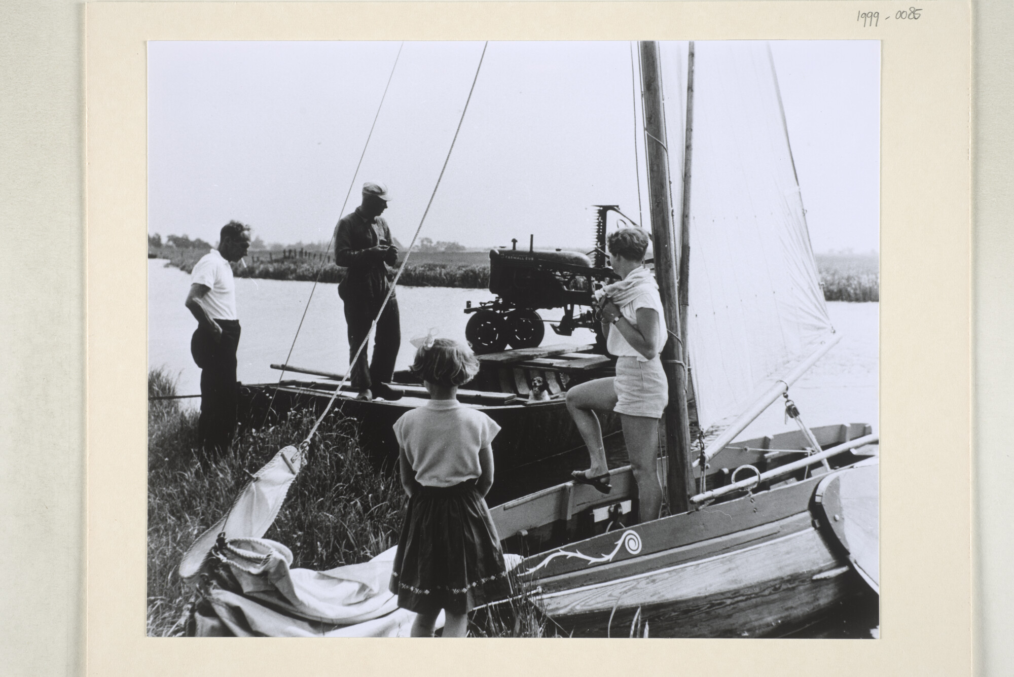1999.0085; Een dagje varen op het Sneekermeer met de Friese zeilschouw 'Markol', gebouwd in 1926 door Jan Douma te Oppenhuizen voor Frank en Lammert Atsma; fotoreportage
