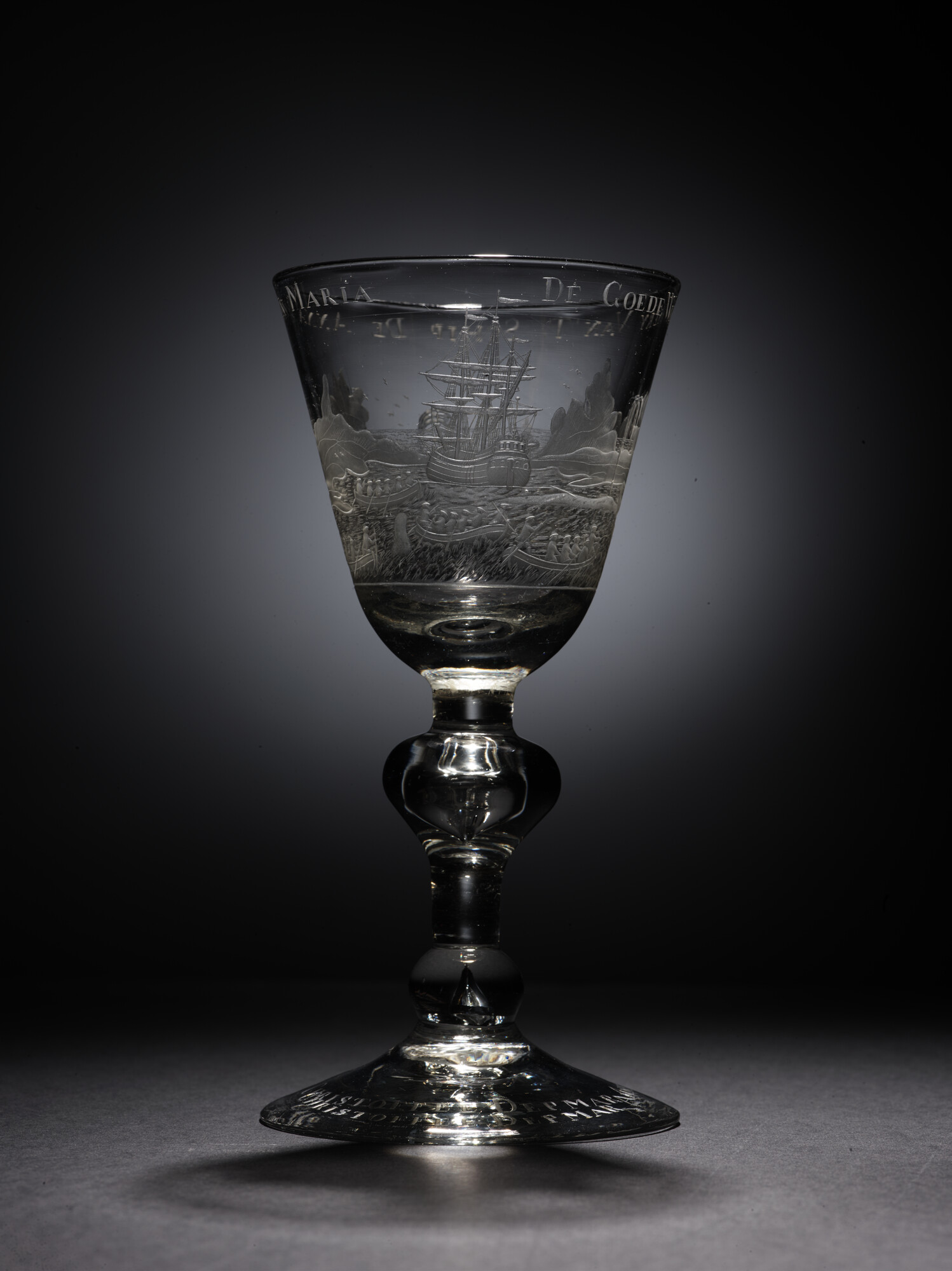2020.0003; Bokaal met radgravure van een voorstelling van de walvisvaart en opschrift 'De goede visserij van 't schip de Anna en Maria'; drinkglas