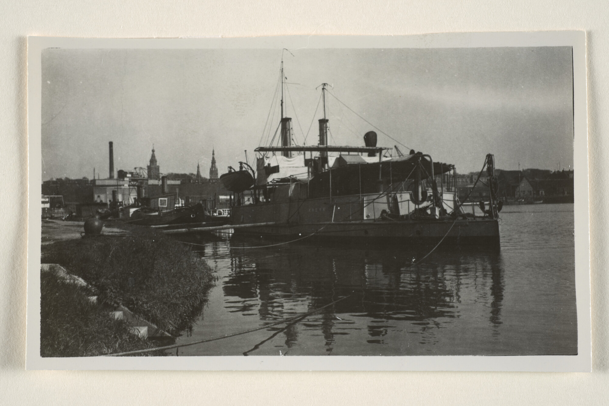 1995.1470; De stoomkanonneerboot Hr.Ms. 'Freyr' ligt afgemeerd op de Waal bij Lent; foto