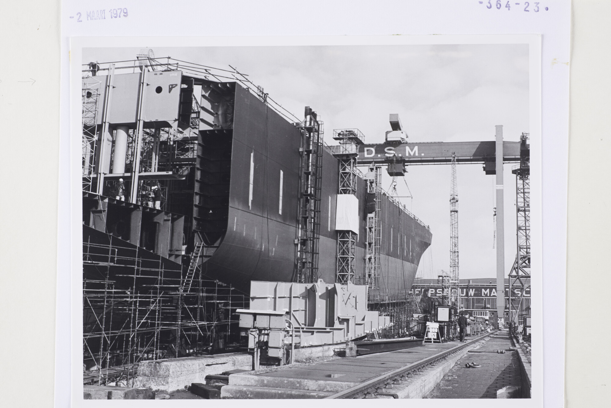 S.5444(6079)08; Foto van het containerschip ms. Incotrans Speed in aanbouw op helling II/III van de NDSM; foto