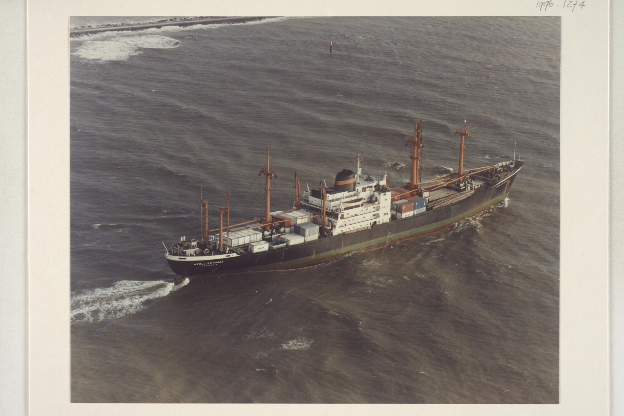 1996.1274; Luchtfoto van het vrachtschip ms. Nedlloyd Korea (ex- Kloosterkerk van de VNS [...]; foto