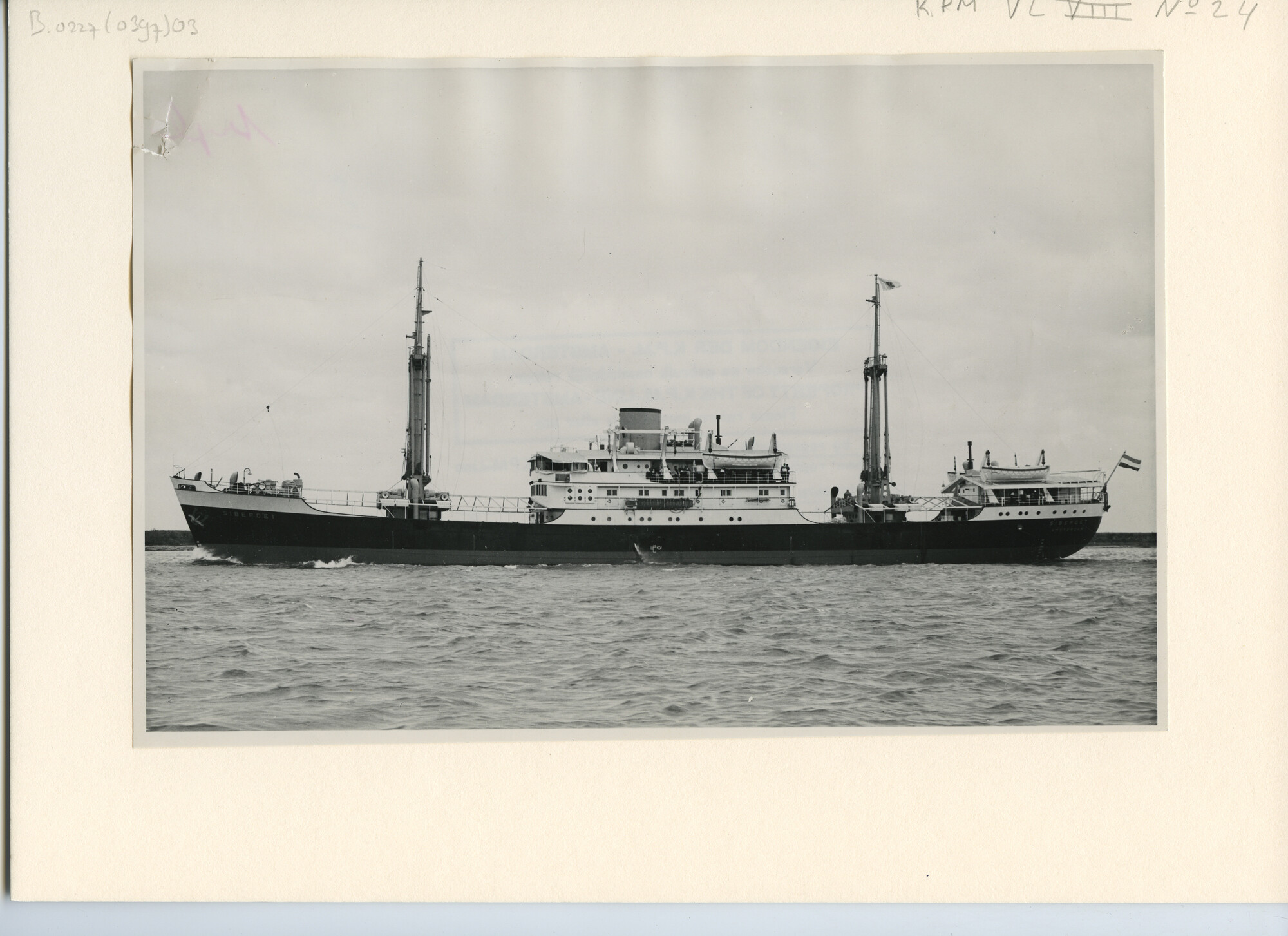 B.0227(0397)03; Foto van ms. Siberoet tijdens het vertrek naar zee voor de proefvaart; foto