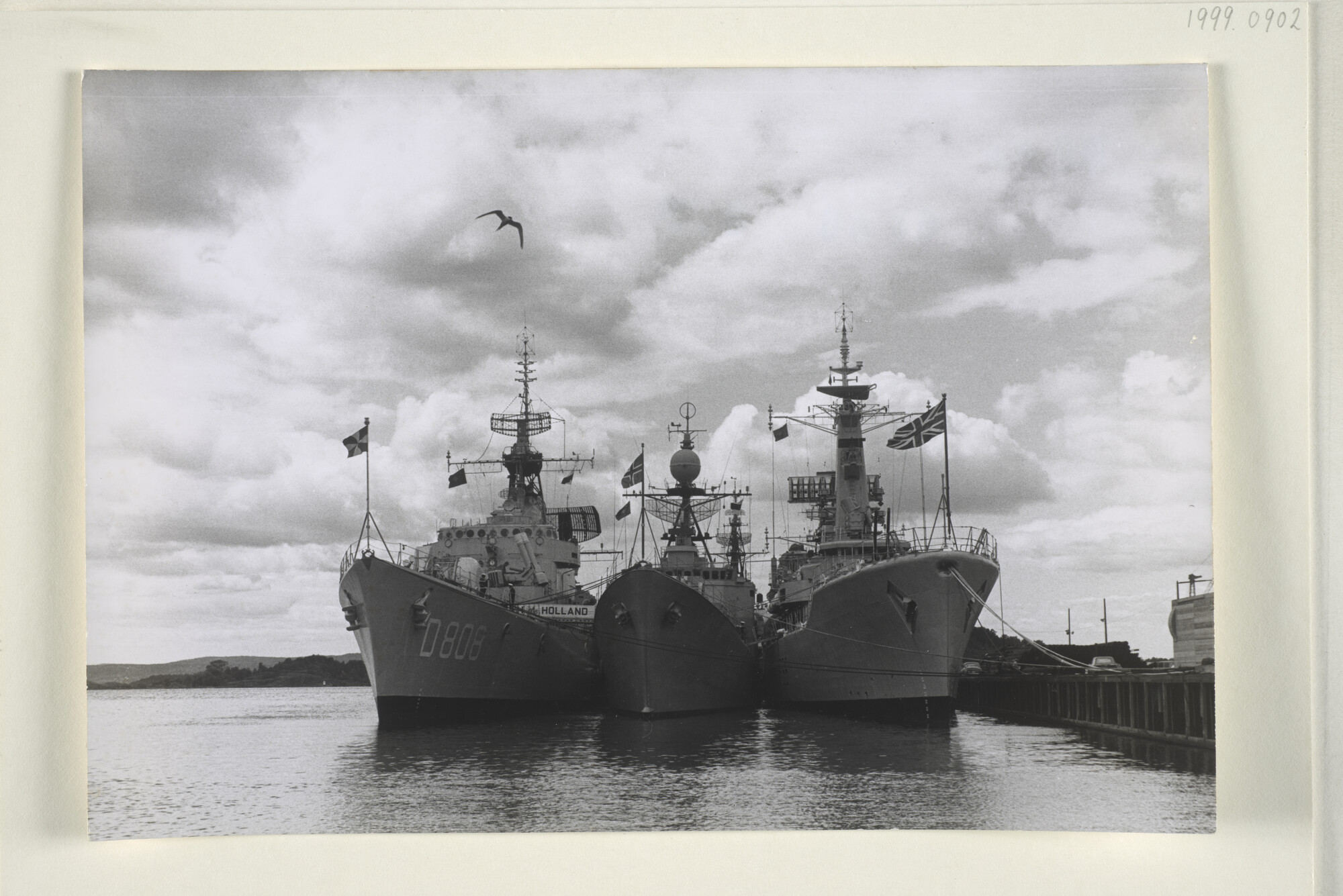 1999.0902; Vooraanzicht van drie oorlogschepen behorende tot de Standing Naval Force Atlantic (Stanavforlant); foto