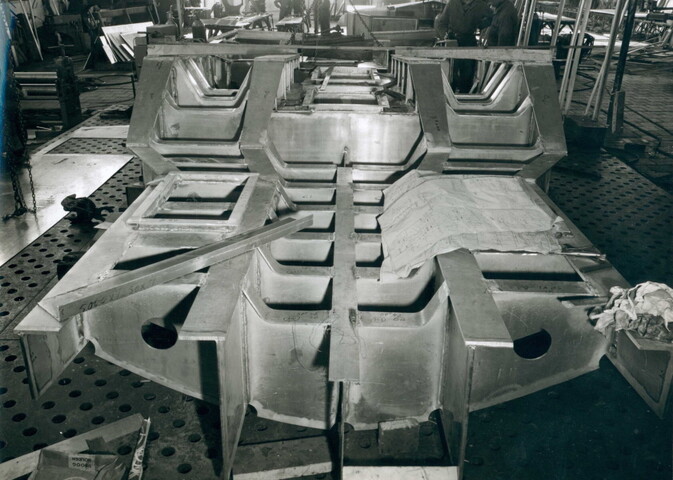 2002.0766; Bouw van het 88' aluminium motorjacht 'Kristal' of 'Helios' bij Scheepswerf De Beer; foto