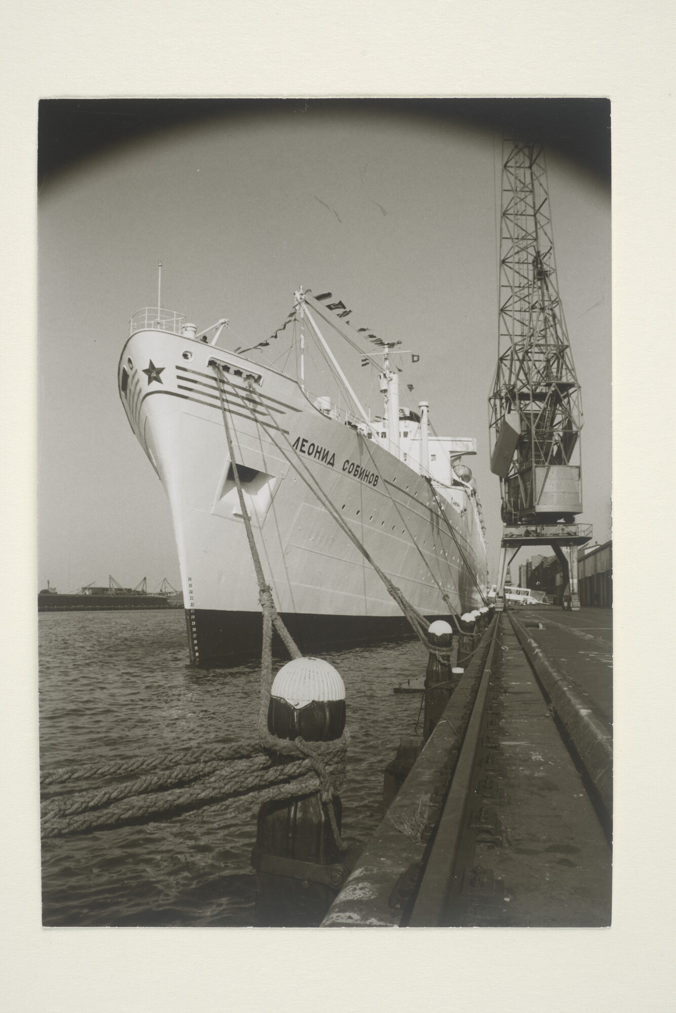2000.2721; Het Sovjet passagiersschip Leonid Sobinov ligt afgemeerd in de haven van Amsterdam [...]; foto
