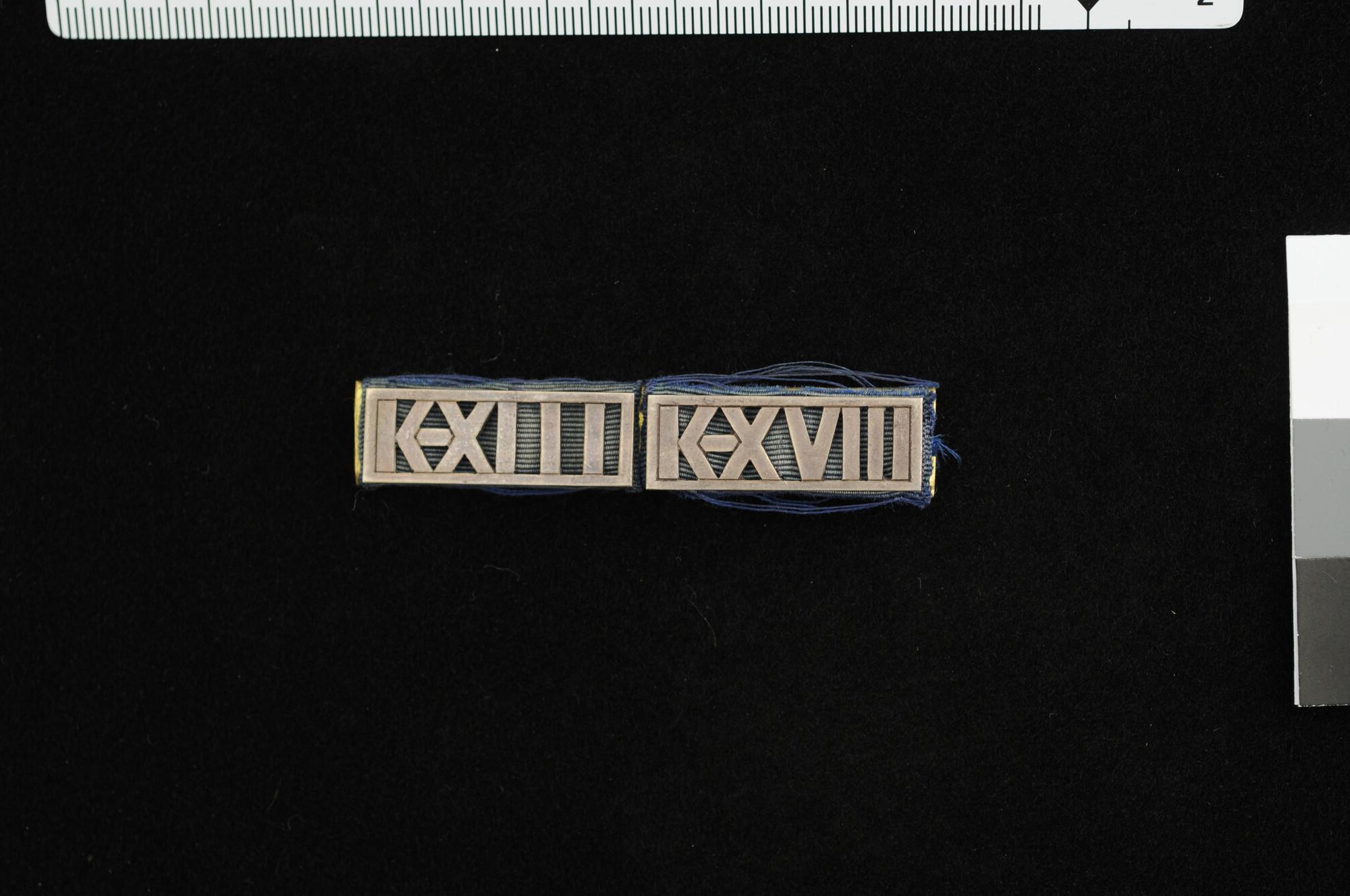 S.5866(03)1; Baton met twee zilveren gespen "K-XIII" en "K-XVIII", 1926-1935; baton