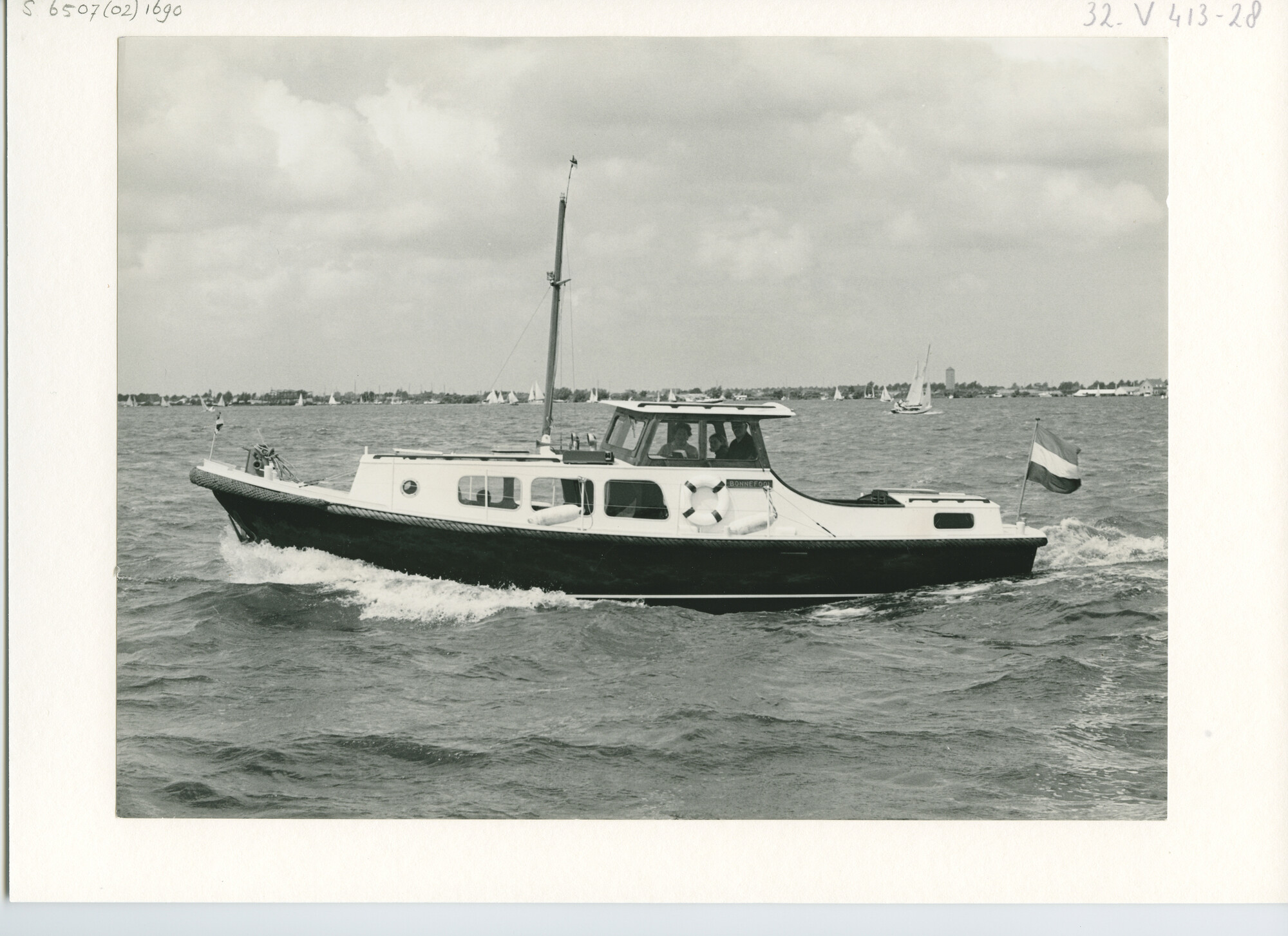 S.6507(02)1690.01; Zwart-wit foto van de 43 ft lange motorkruiser Bonnefooi, type Ruyter Randmeer 43; foto