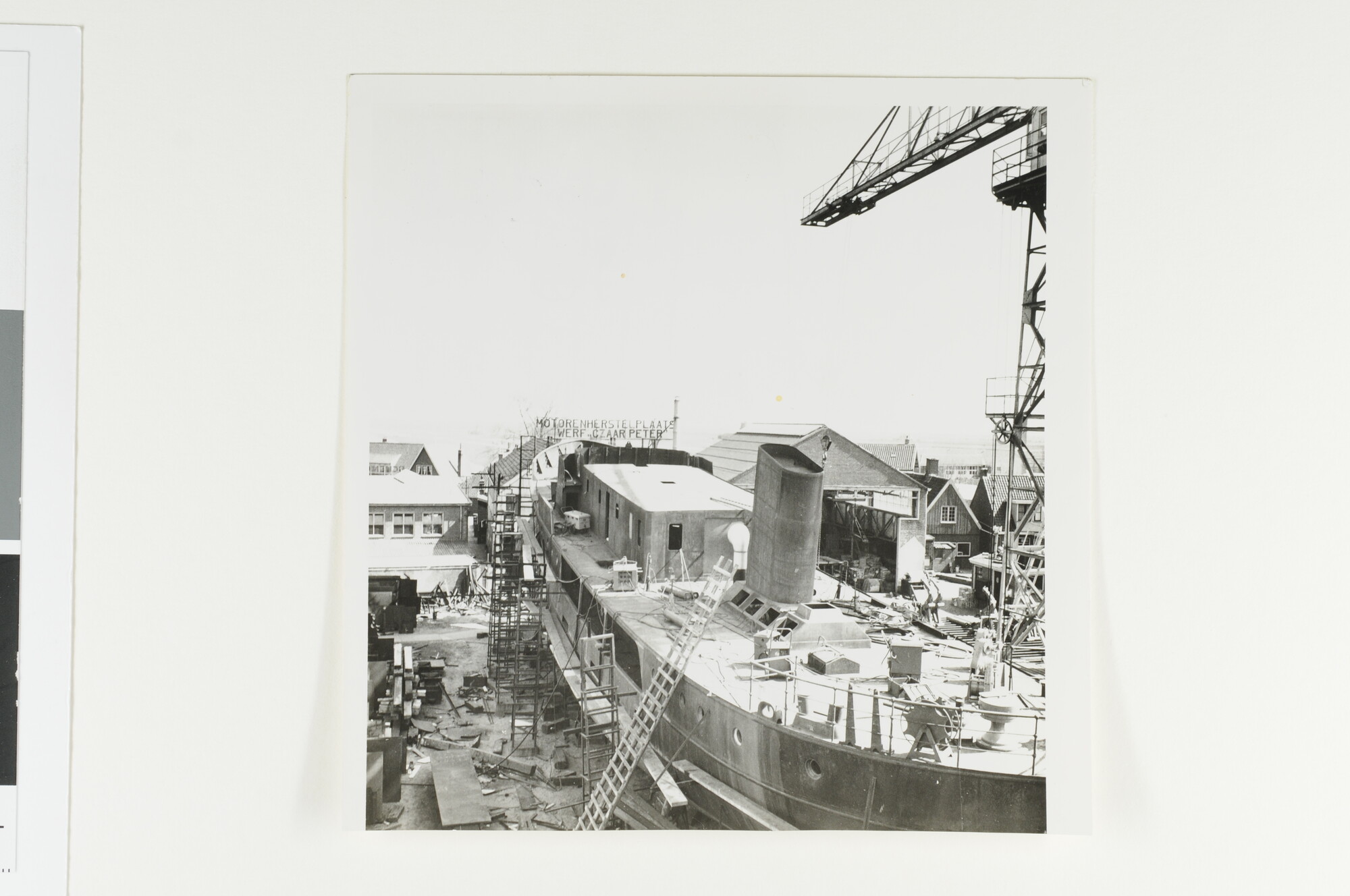 S.6408(1096); Het hospitaalkerkschip ms. De Hoop in aanbouw bij de Zaanlandsche Scheepsbouw Maatschappij; foto
