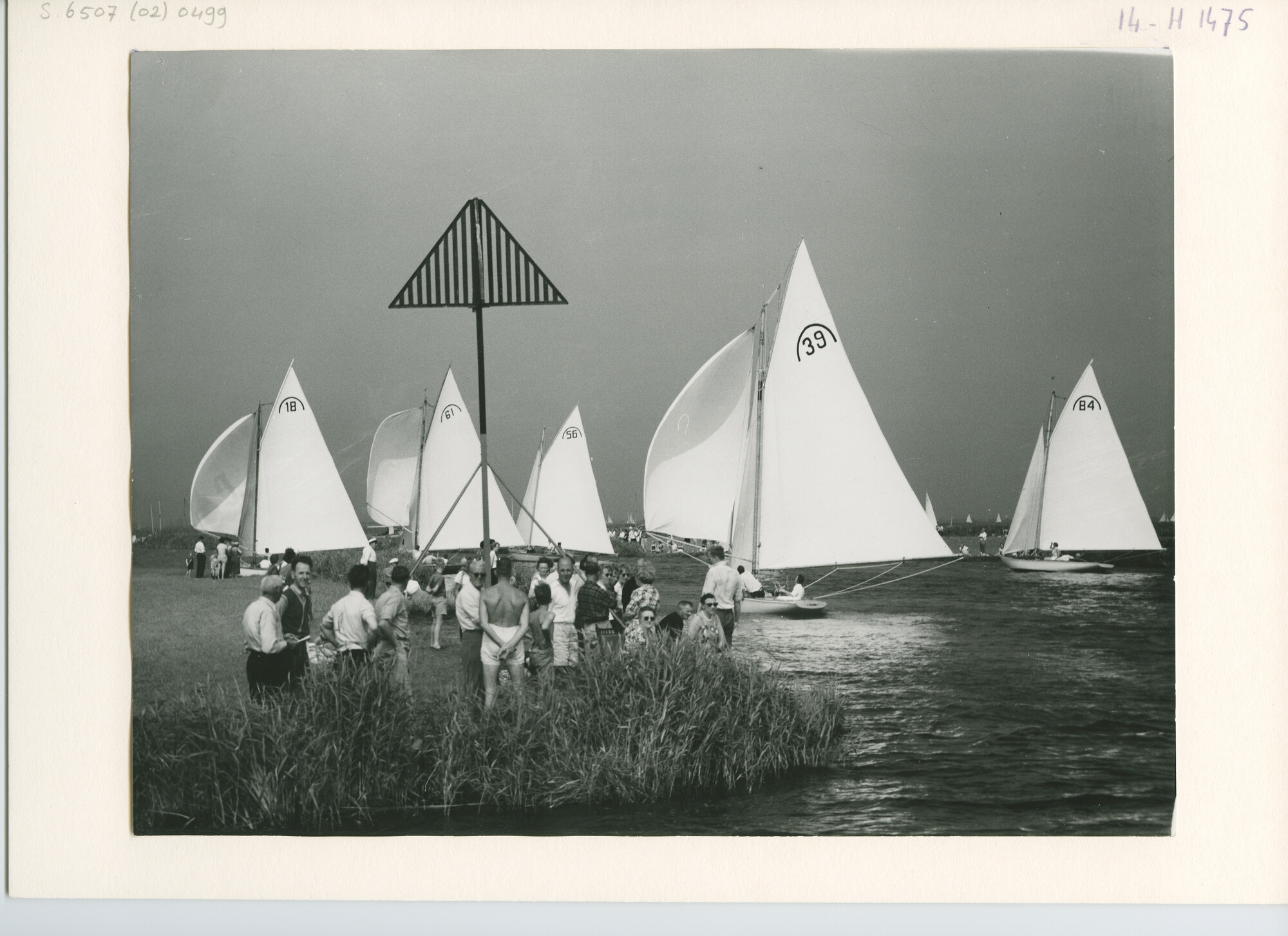 S.6507(02)0499.03; Zwart-wit foto van de Sneekweek 1955: Holland-Friesland een wedstrijd in de Regenboogklasse; foto