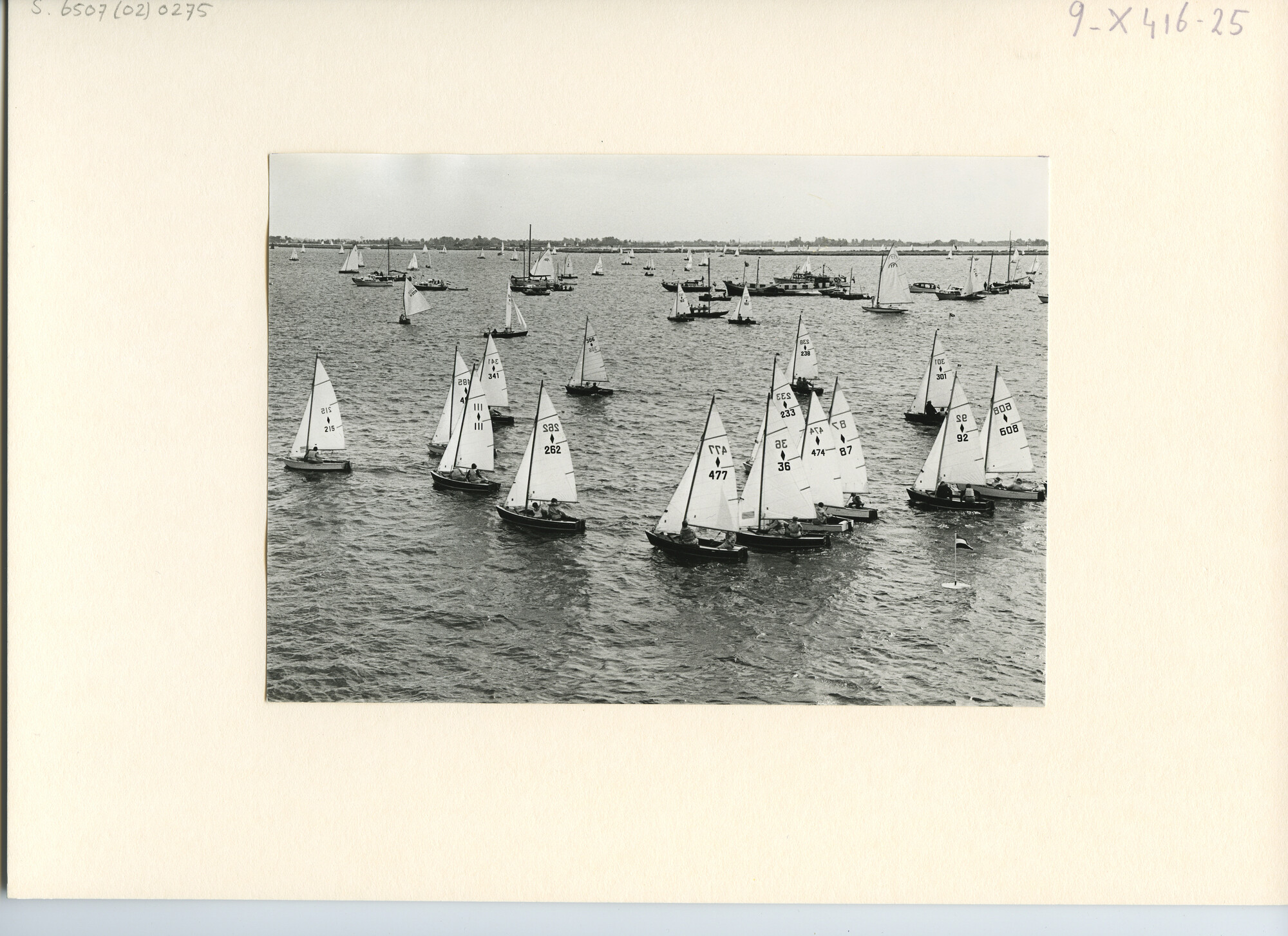 S.6507(02)0275; Zwart-wit foto van de Flitsklasse tijdens de Sneekweek 1969; foto