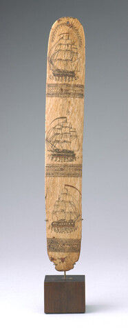2012.1403; Plaque van walvisbeen met afbeelding (scrimshaw); snijwerk