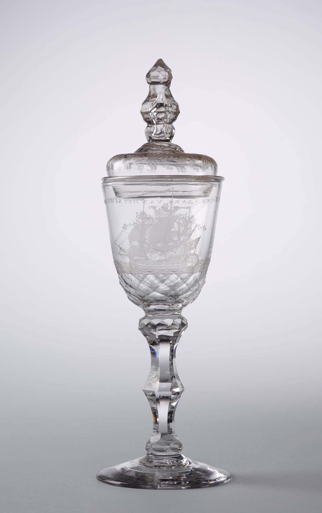 A.4043; Dekselbokaal met een radgravure van de Oost-Indiëvaarder "t Loo"; drinkglas