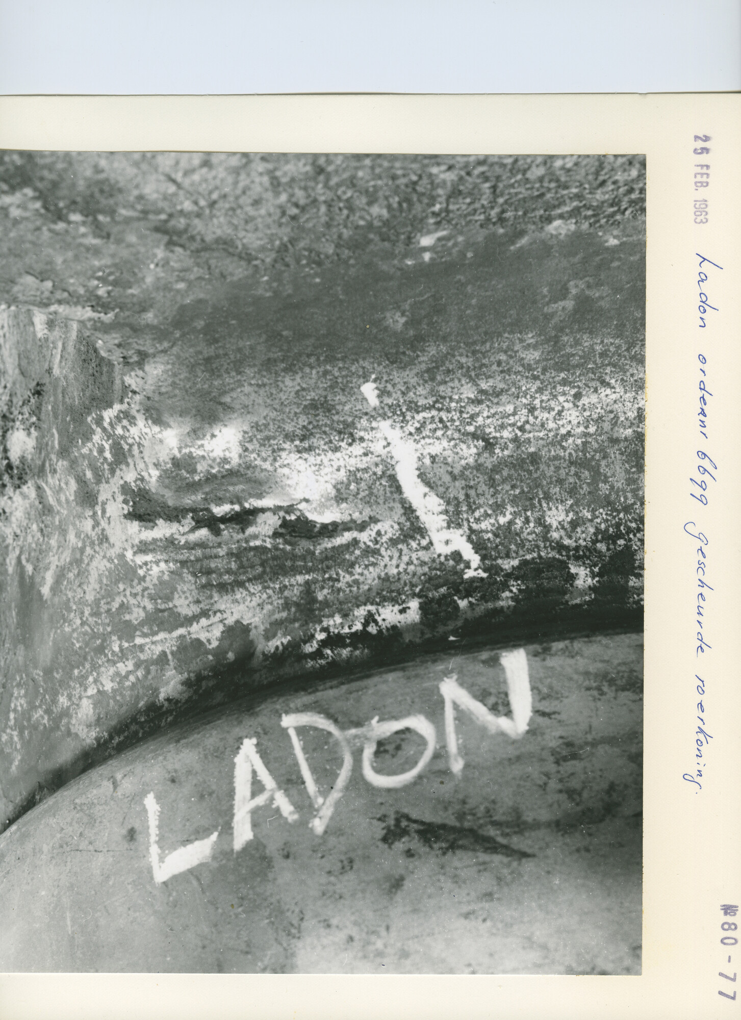 S.5444(4031)2; Gescheurde tussenas van het simplex- balansroer van de Ladon; foto