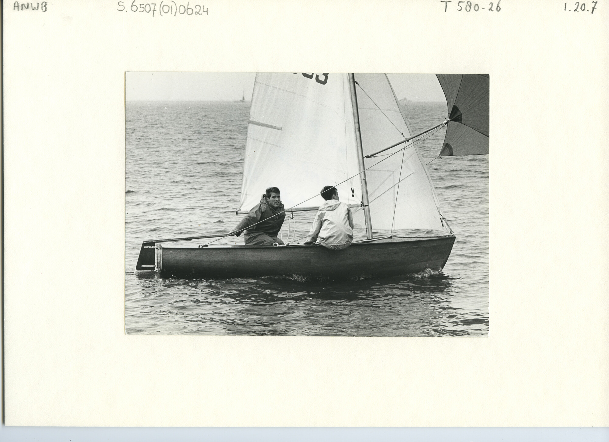 S.6507(01)0624; Foto van het Nederlands Kampioenschap FJ 1966, met nummers 333 (Flevo jr. II) voor de wind op het IJsselmeer voor Medemblik; foto