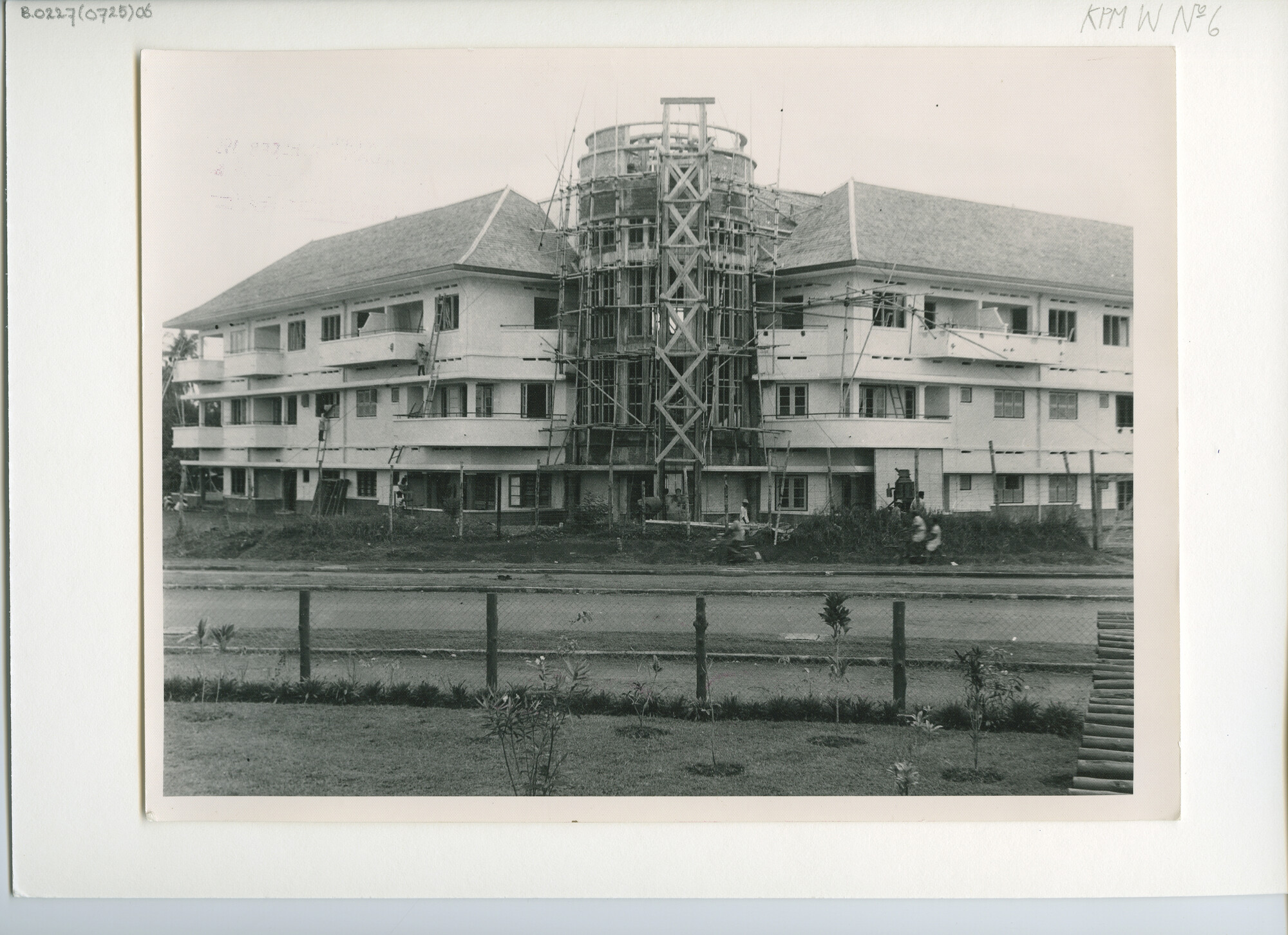 B.0227(0725)06; Foto van de bouw van het flatgebouw van de KPM; foto