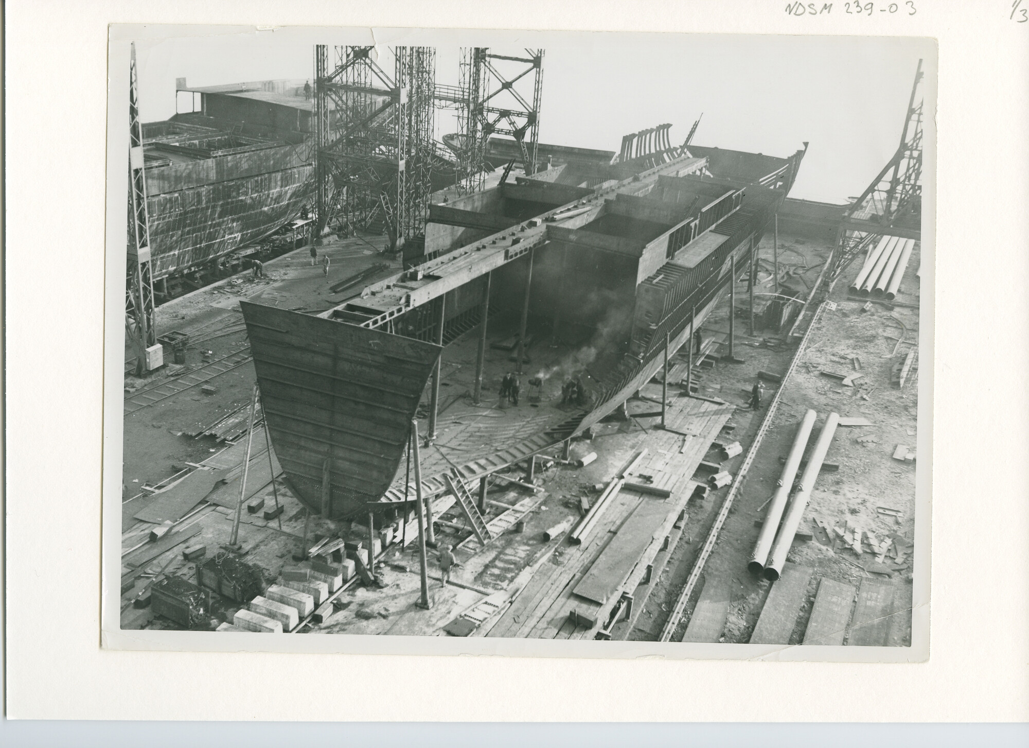 S.5444(1221)16; Foto van het vrachtschip ms. Kosarev in aanbouw bij de NSM; foto