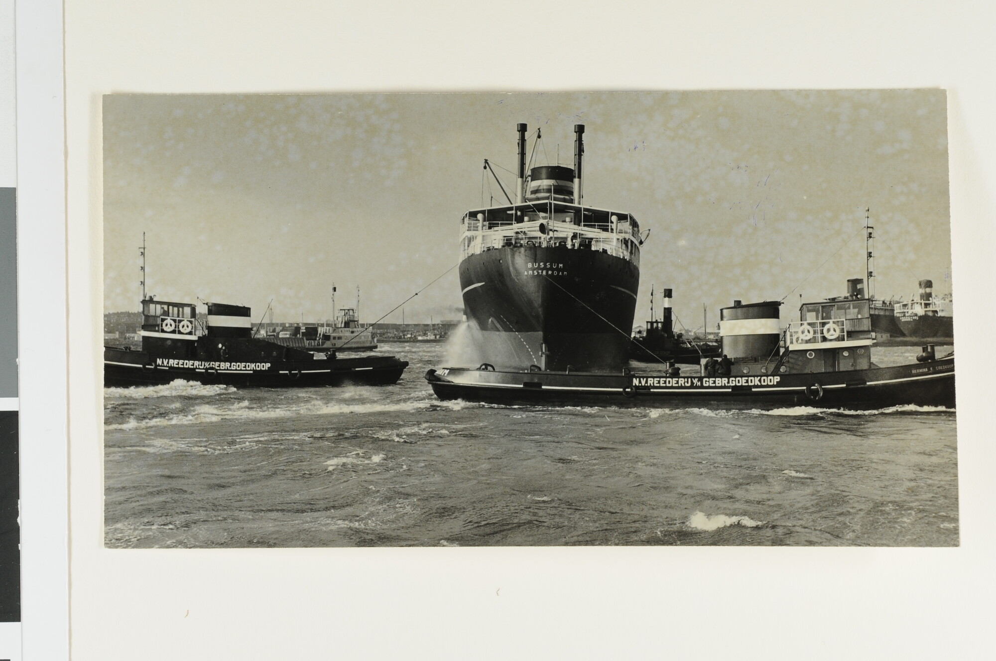 S.6408(0961); Sleepboten van Reederij Goedkoop assisteren het van de boeien afgeslagen tanker ms. 'Bussum' van de NV; foto