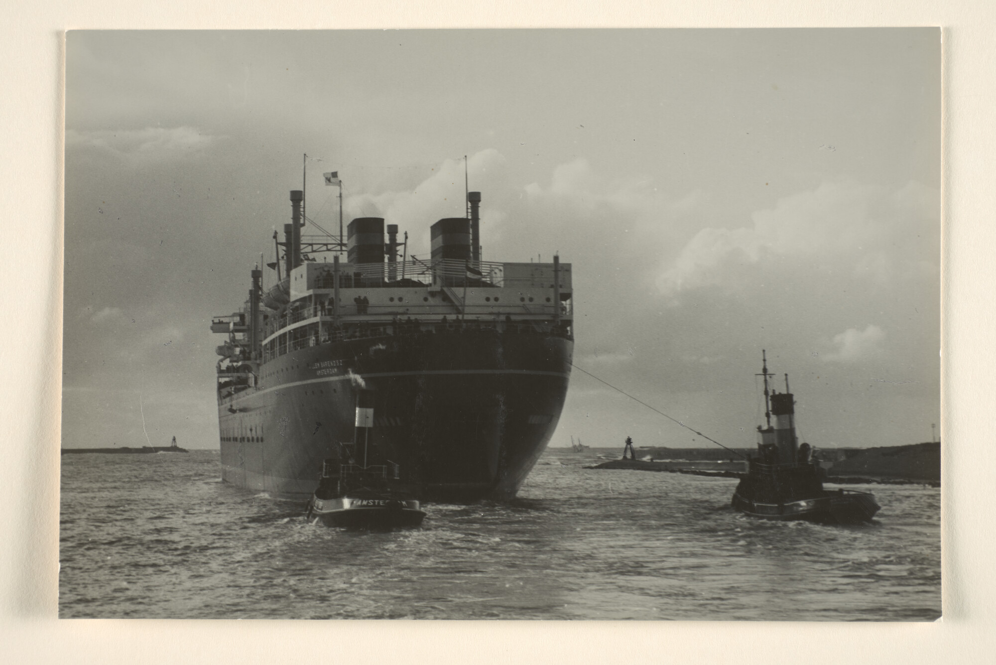 1996.0634; Het vertrek uit IJmuiden van het walvismoederschip ms. Willem Barendsz (II); foto