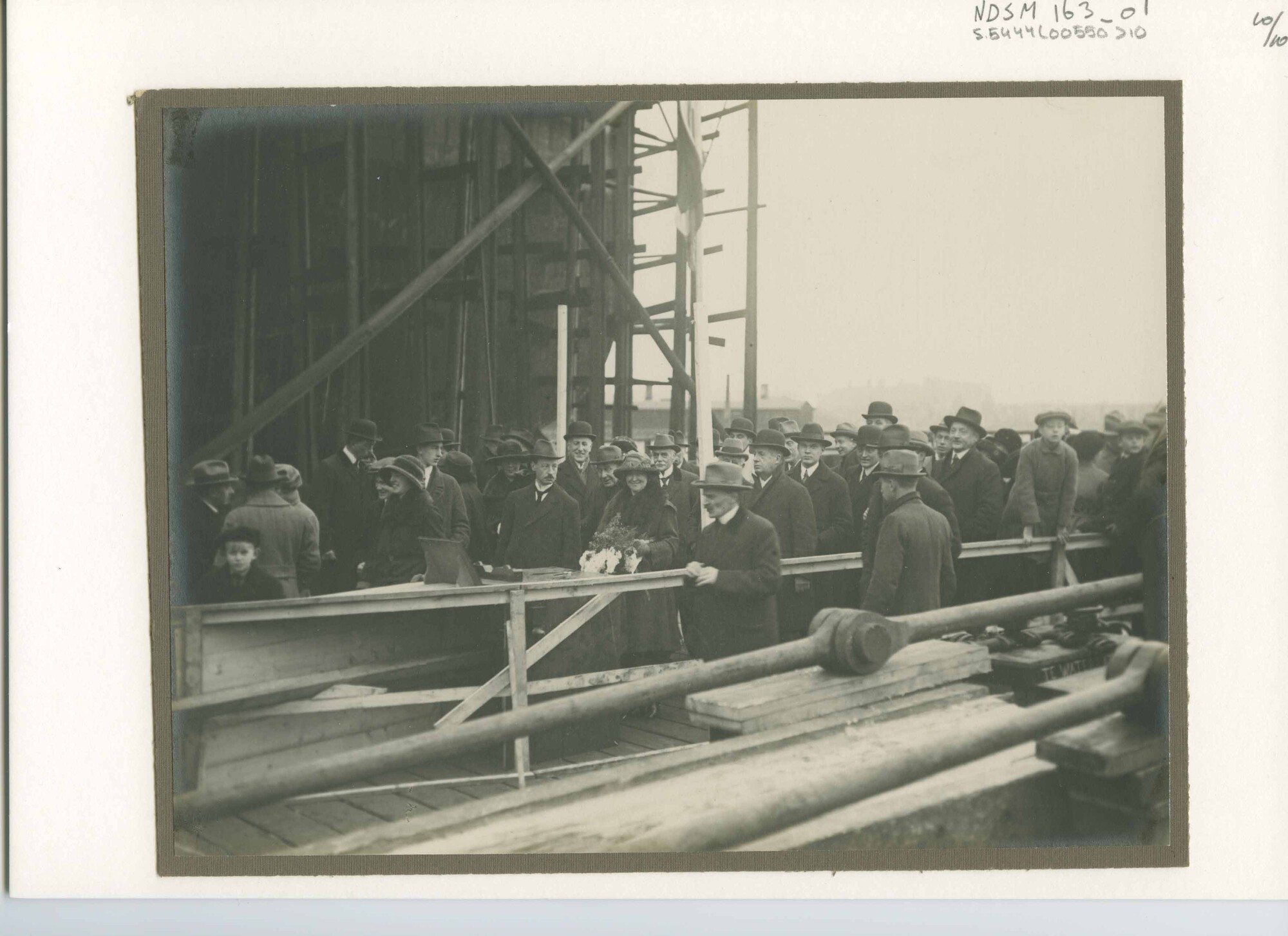 S.5444(0550)10; Foto van de tewaterlating van het vracht-passagiersschip Swartenhondt; foto