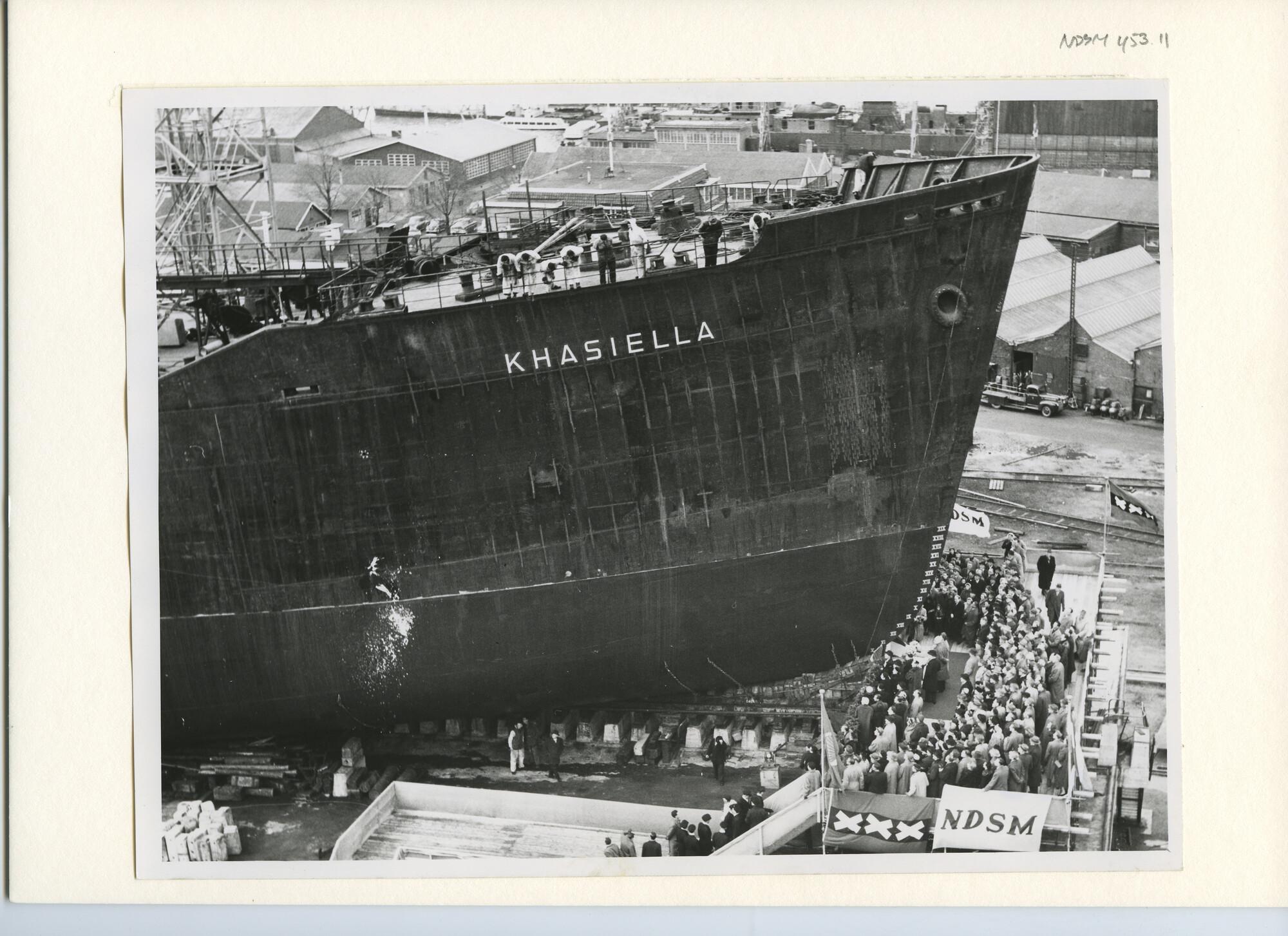 S.5444(2383)2; Foto van de tewaterlating van de tanker ss. Khasiella en de receptie; foto