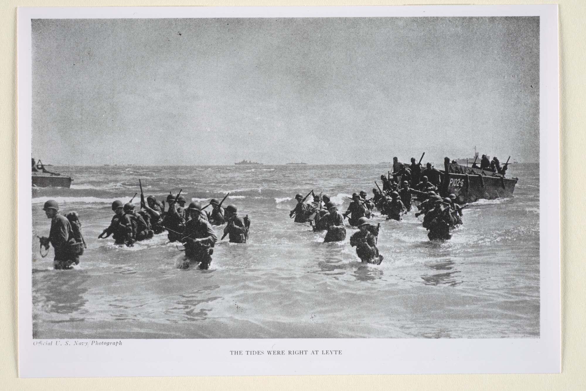 1996.3917; 'The tides were right at Leyte.' Amerikaanse mariniers waden door de branding tijdens de landing op het strand van Leyte, november 1945; foto