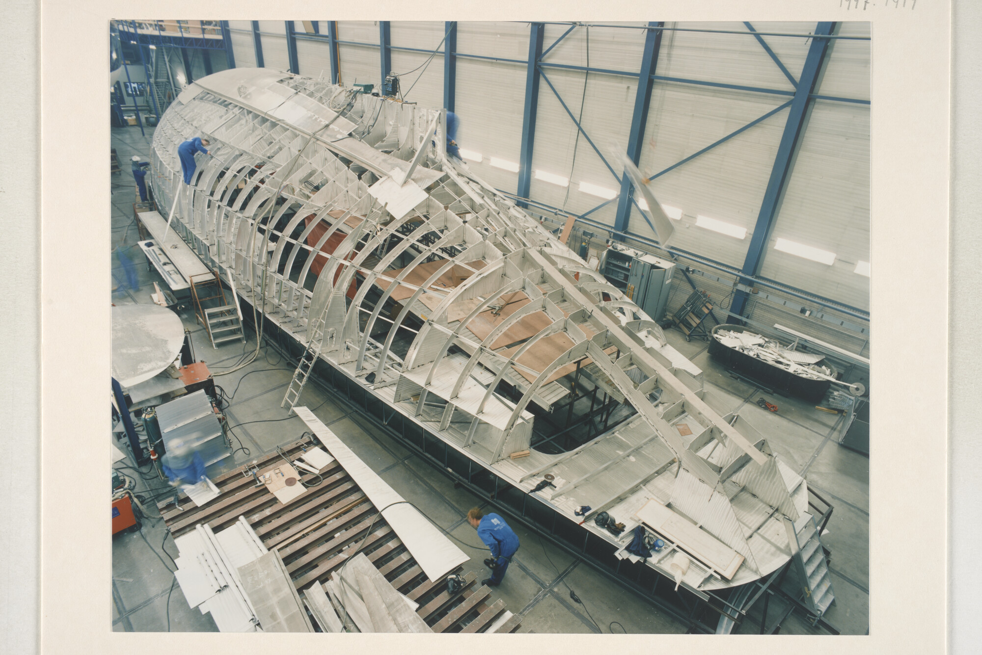 1997.1419; Kleurenfoto van de bouw van een aluminium jacht bij Royal Huisman Shipyard te [...]; foto