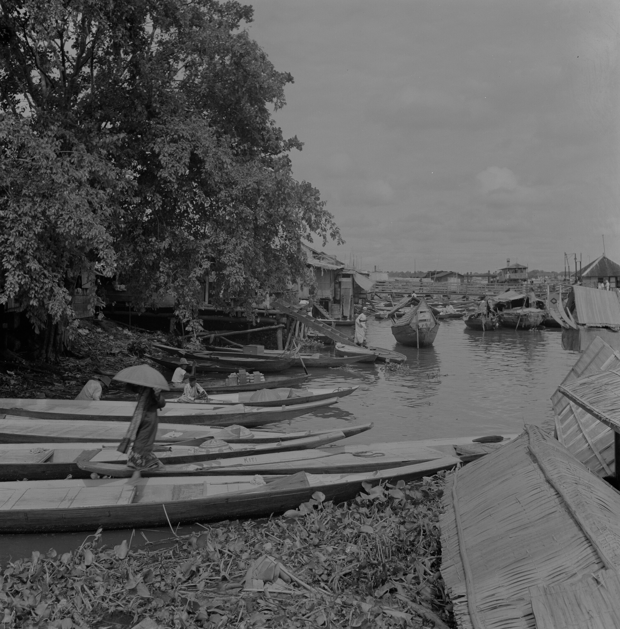 2015.2956; Negatief van prauwen op de Musi rivier op Sumatra; negatief