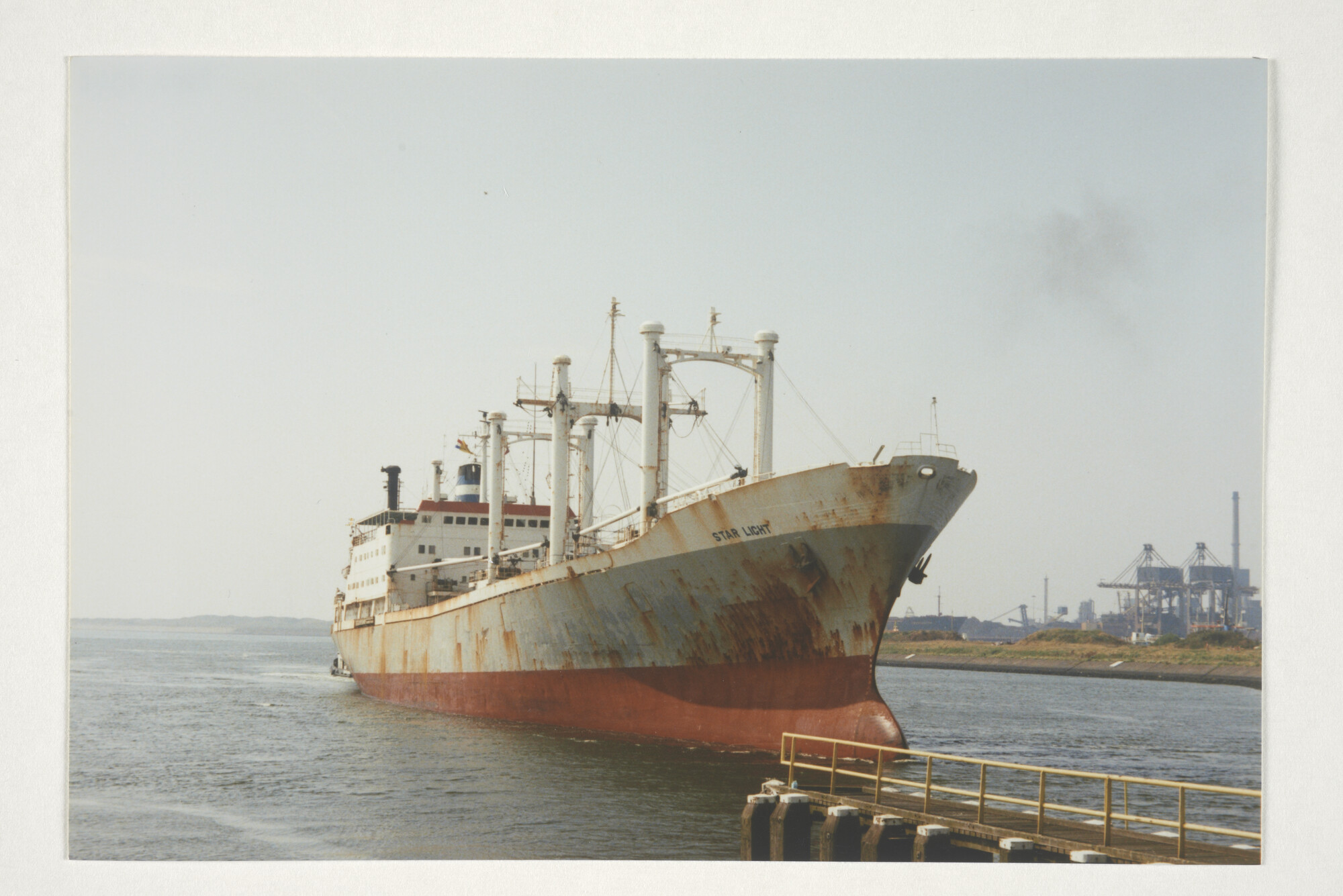 2000.0942; Kleurenfoto van het onder de vlag van de Bahamas varende vrachtschip [...]; foto