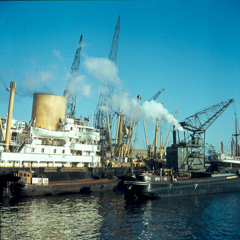 S.9100(1219); Dia van een drijvende stoomkraan langszij een zeeschip; diapositief