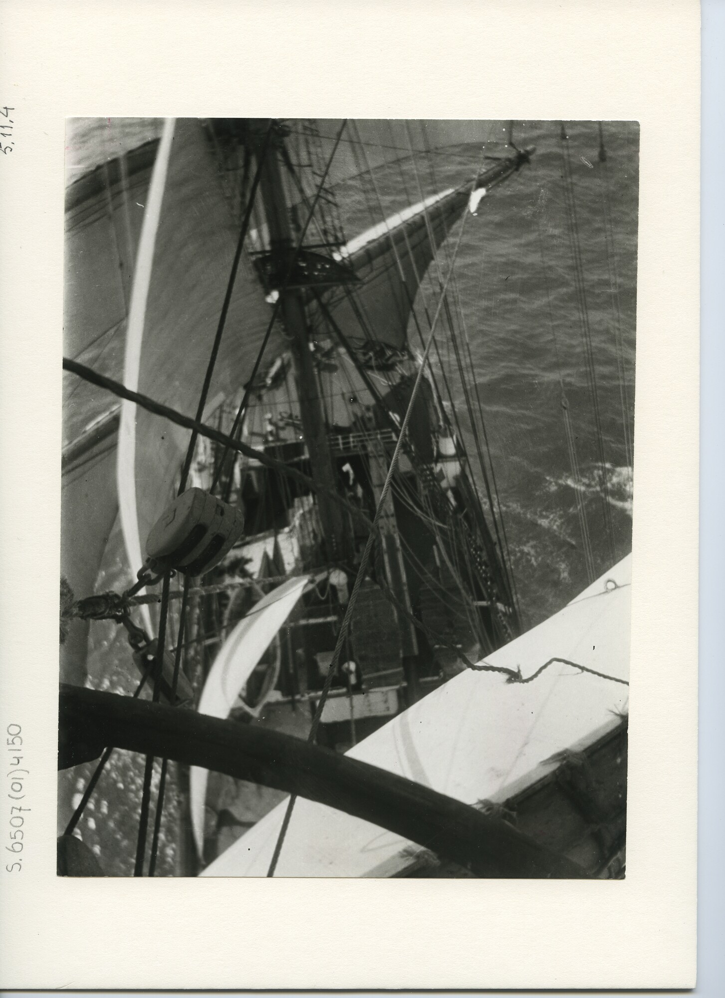 S.6507(01)4150; Foto van een bovenaanzicht op het dek van de stalen viermastbark Herzogin Cecilie (1902-1939); foto