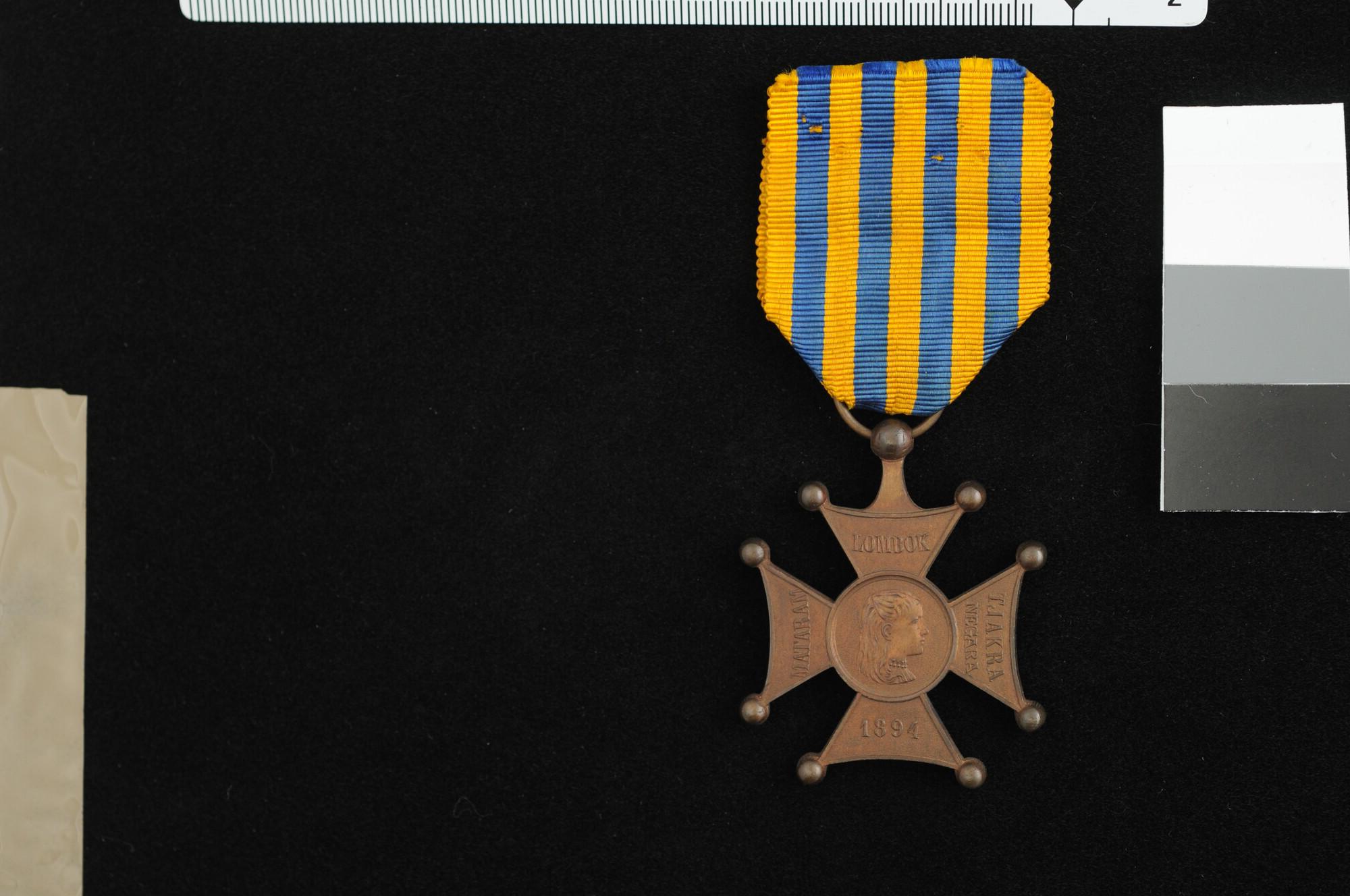 A.1355(08); Lombokkruis; onderscheiding