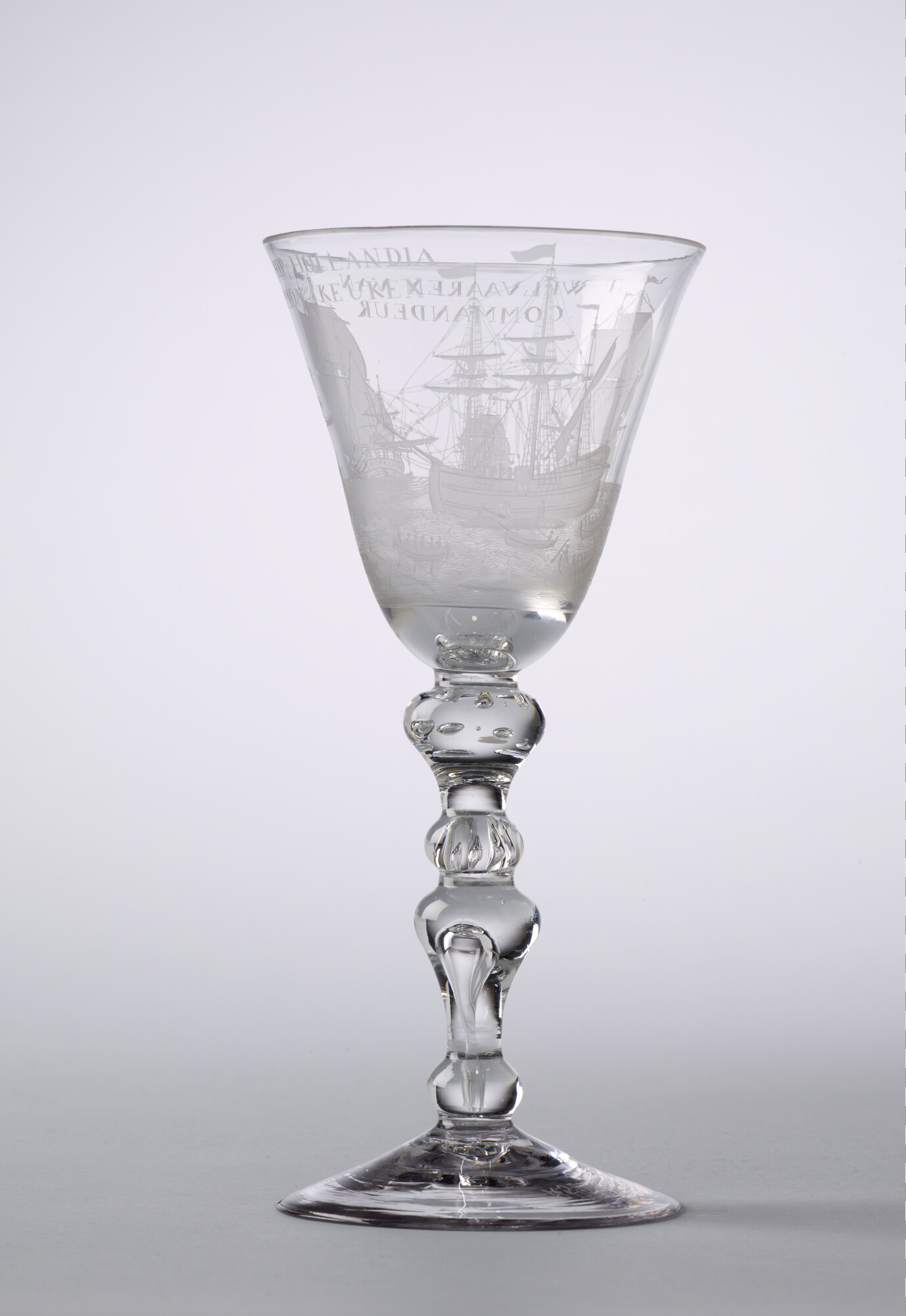 A.5216; Bokaal met een radgravure van de walvisvaart en het opschrift "het welvaaren van 't schip Hollandia"; drinkglas