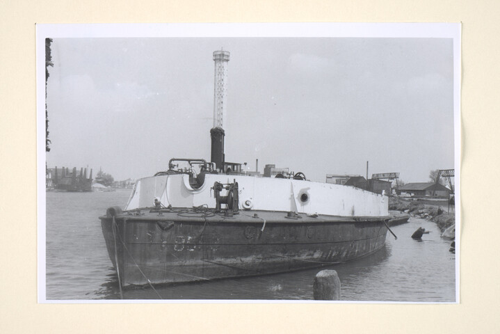 1995.1082; Foto's van de restanten van de stoomkanonneerboot 'Sperwer' (in 1926 ingericht als drijvende kombuis [...]; fotoreportage