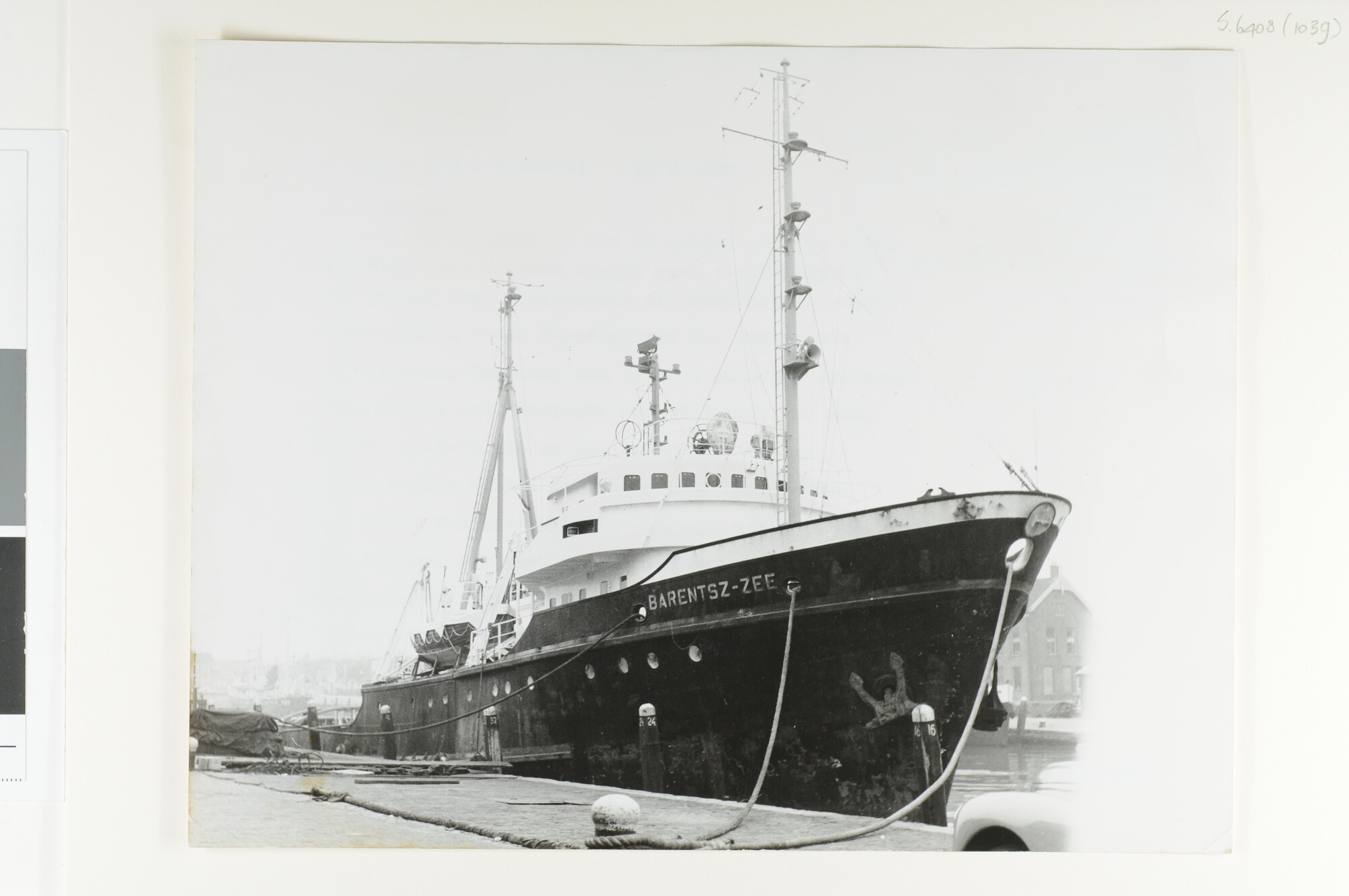 S.6408(1039); De zeesleepboot 'Barentsz-Zee' van L. Smit & Co's Internationale Sleepdienst ligt in haar thuishaven te Maassluis [...]; foto