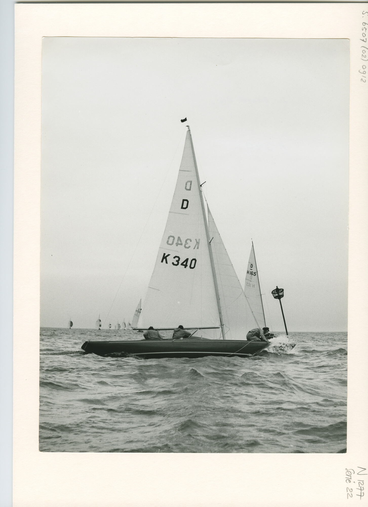 S.6507(02)0912.07; Zwart-wit foto van Draken op het IJsselmeer voor Muiden zeilende om de Internationale Dragon Gold Cup; foto
