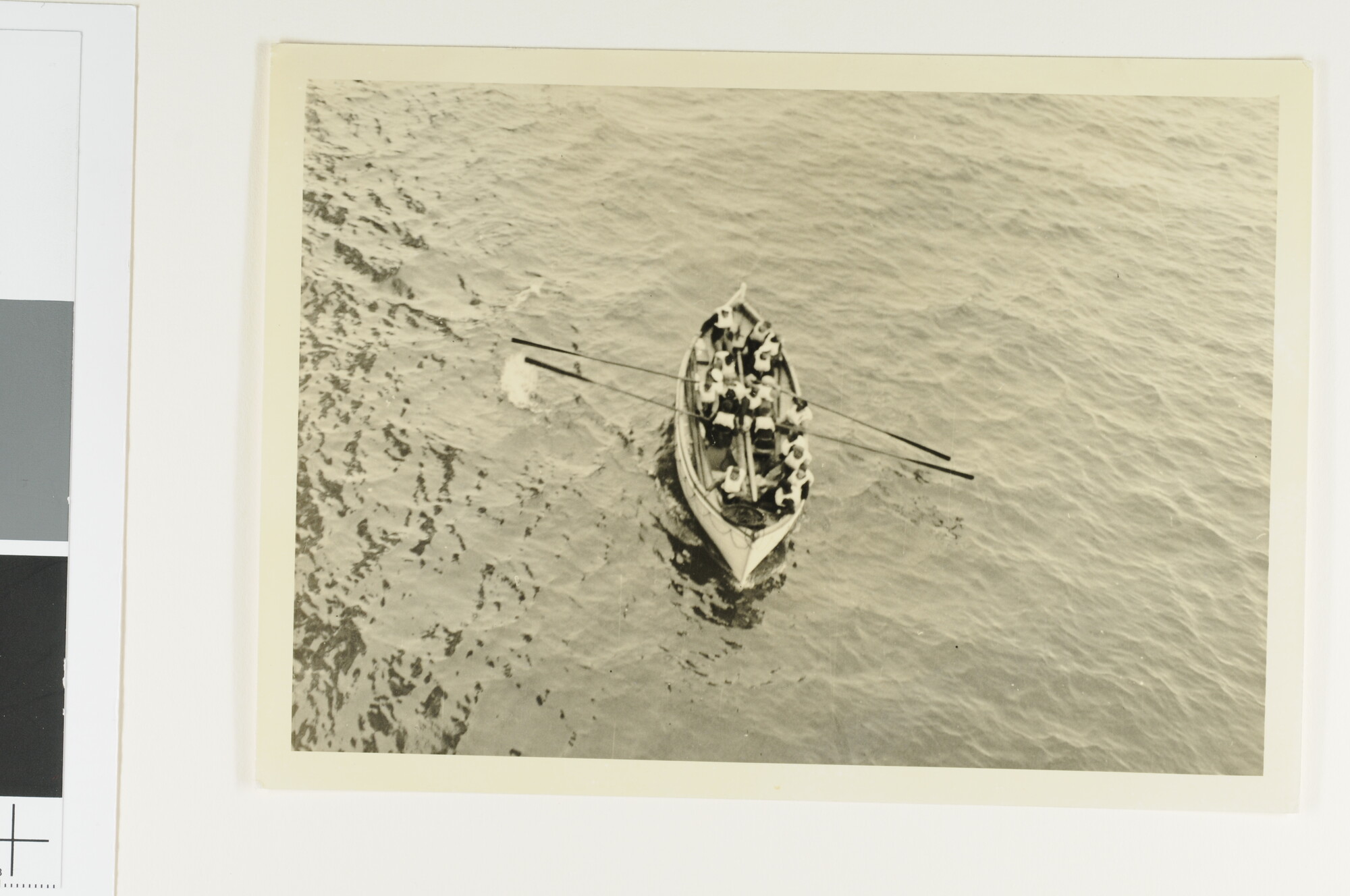 S.5647(146)b; Klein mapje met foto's over het gebruik en de voordelen van Flemming Hand Propelled Lifeboats; fotoalbum