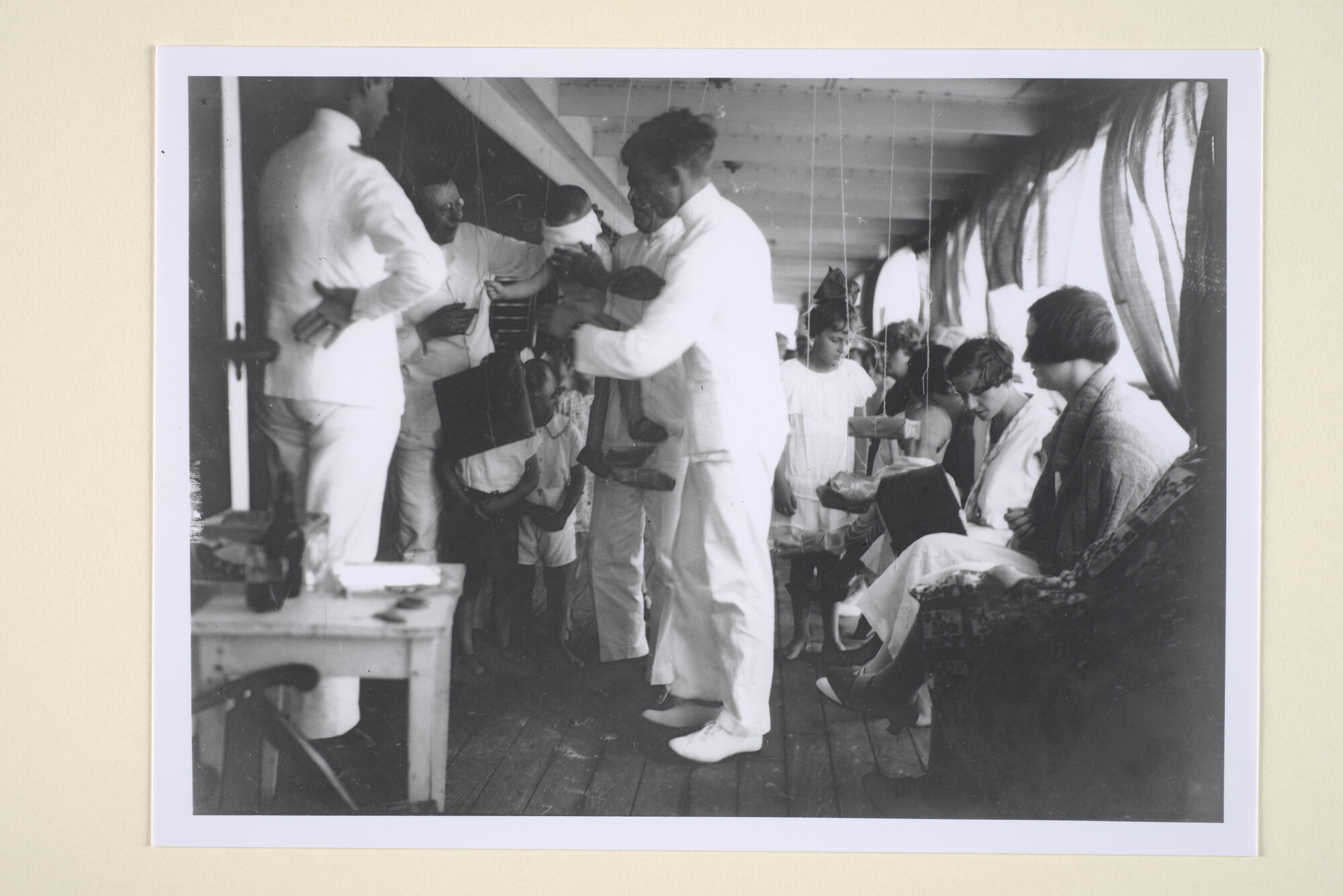 1995.5095; Uit een album: kinderfeest (surprise knippen) tijdens de reis met het mailschip 'Insulinde' van de Rotterdamsche Lloyd naar Nederlands-Indië [...]; foto