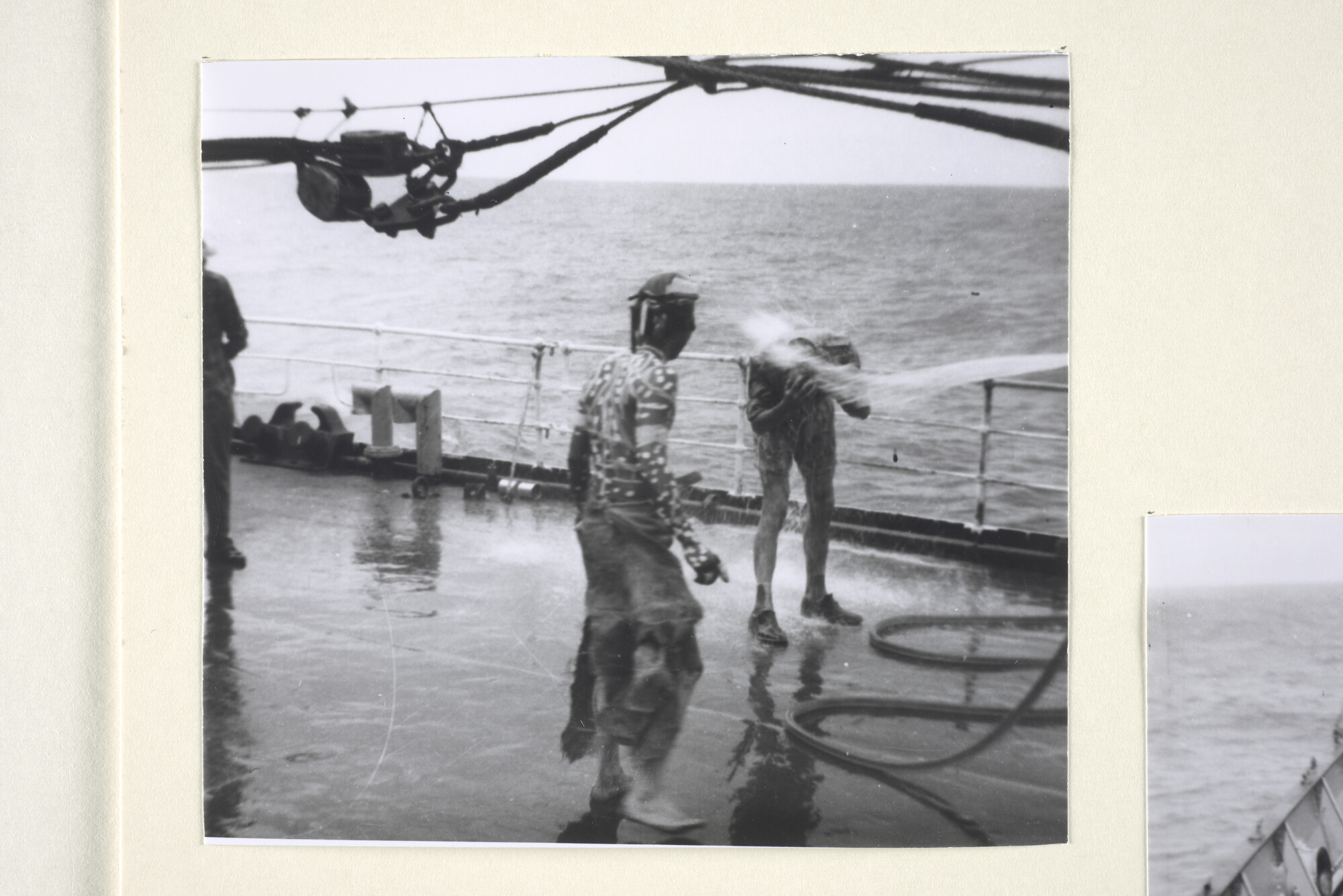 1997.1563; Neptunusfeest aan boord van het vrachtschip ms. 'Rijnkerk' van de VNS, 1960; negatief