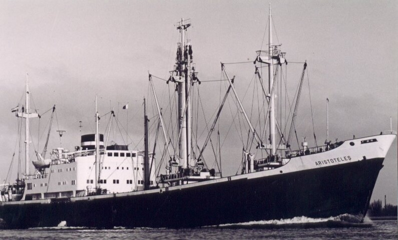 2000.5748; Het vrachtschip ss. 'Aristoteles' van de Koninklijke Nederlandsche Stoomvaart Maatschappij (na verlenging in 1969) gezien op het Noordzeekanaal; foto