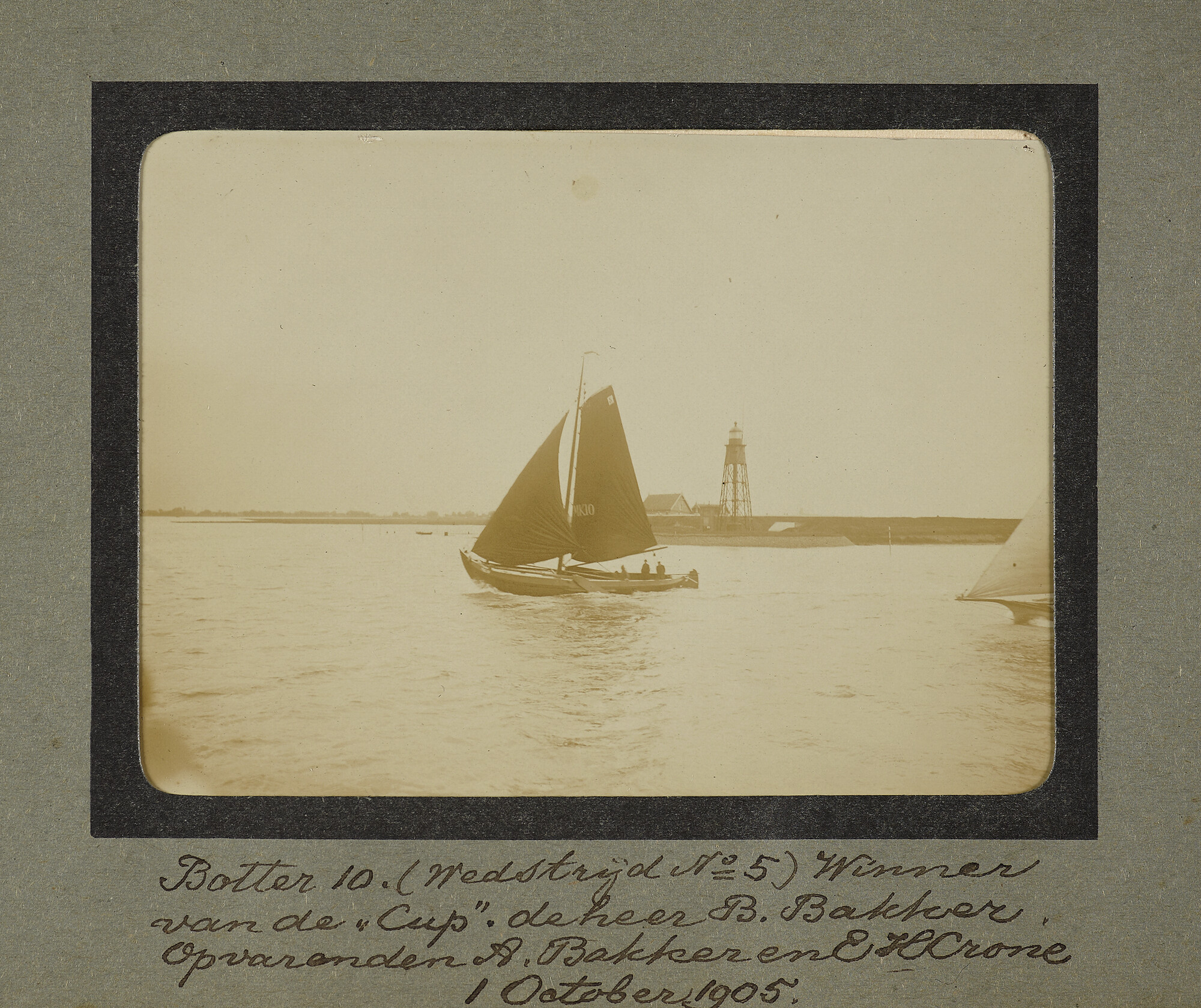 S.5707(02); Album met foto's van de yawl 'Jozef Israëls' van E.H. Crone; fotoalbum